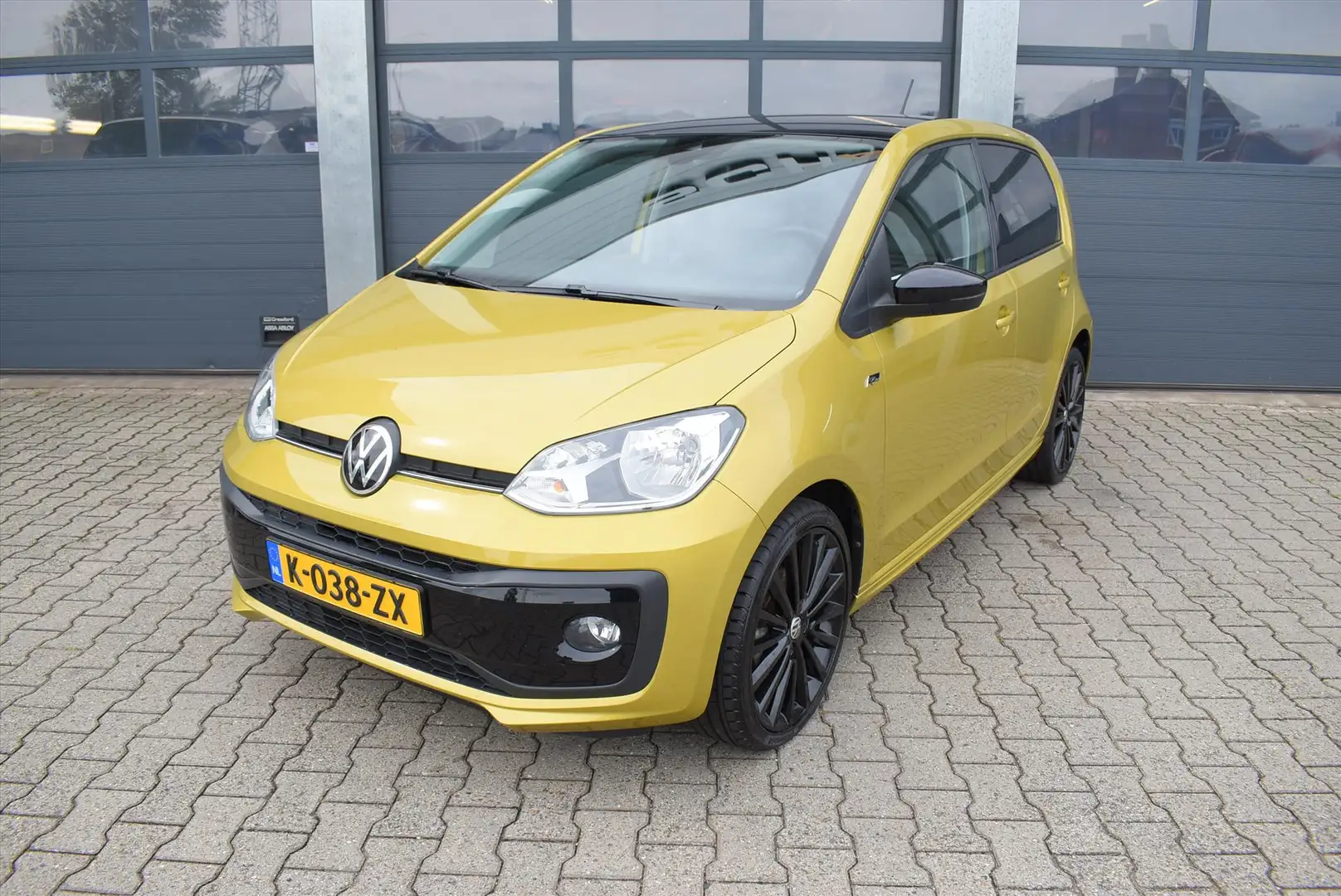 Volkswagen up! 1.0 60pk R-Line Geel - 1