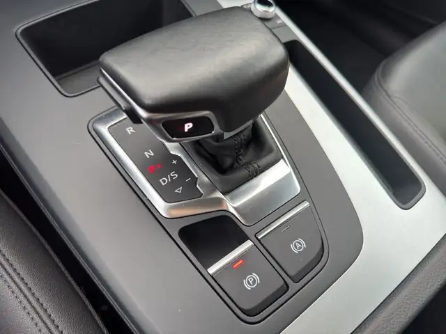 Audi Q5 view 11