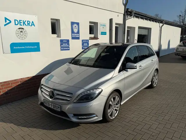 Mercedes-Benz B 220 4Matic*LEDER*PANO*AHK*