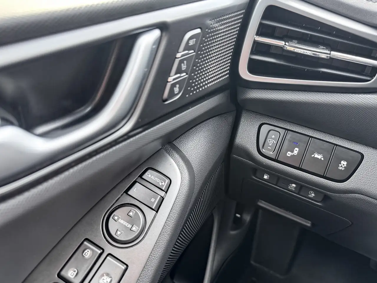 Hyundai IONIQ photo Hyundai IONIQ