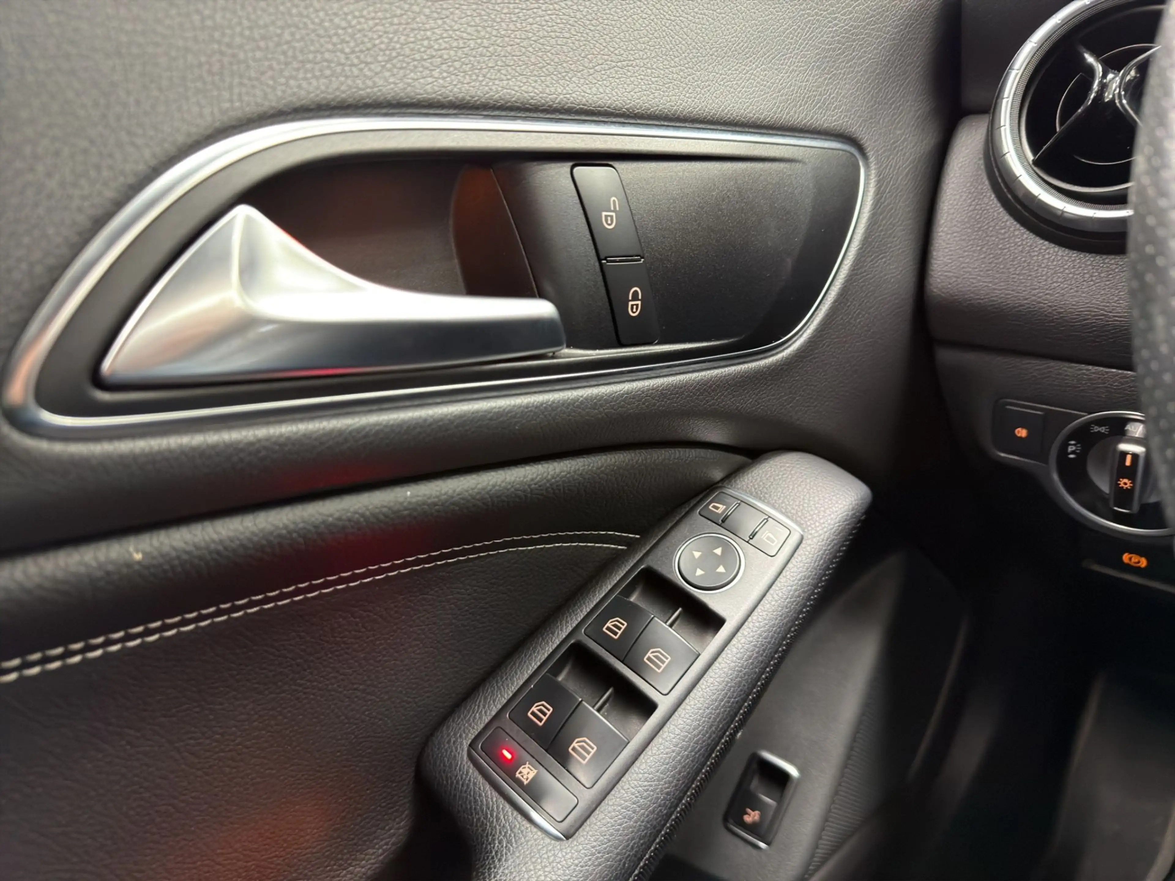 Mercedes-Benz CLA 220 CDI Shooting Brake 4MATIC Aut. *Kamera*LED* — photo 14