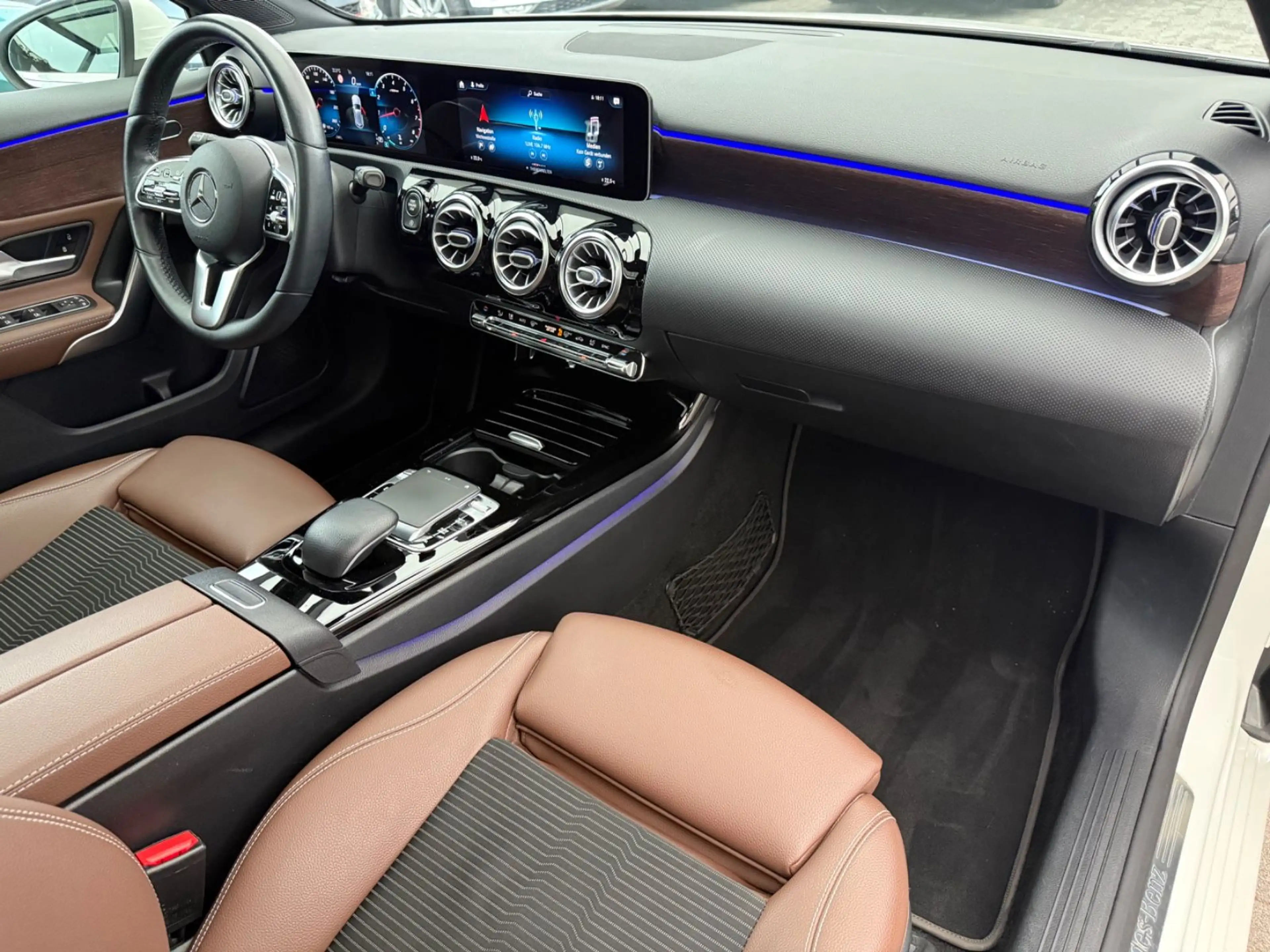 Mercedes-Benz A 200 *360°*KEYLESS*TOWI*SPUR*PANORAMA*WIDE — photo 9