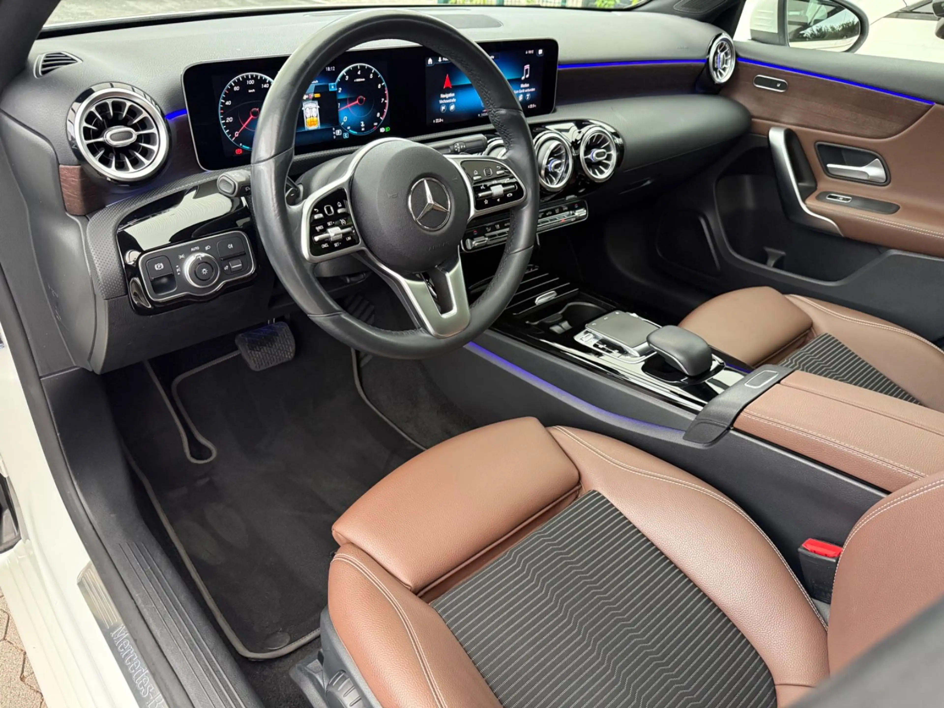 Mercedes-Benz A 200 *360°*KEYLESS*TOWI*SPUR*PANORAMA*WIDE — photo 14