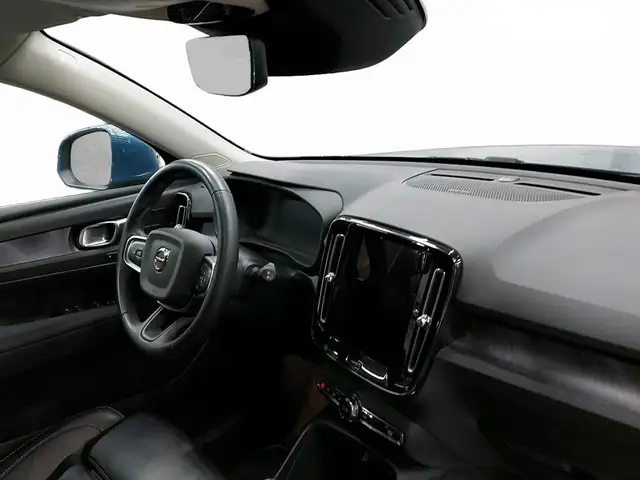 Volvo XC40 view 3