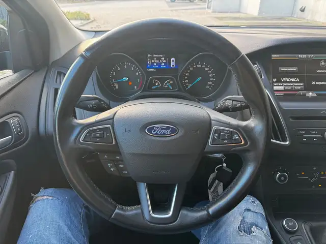 Ford Focus view 3