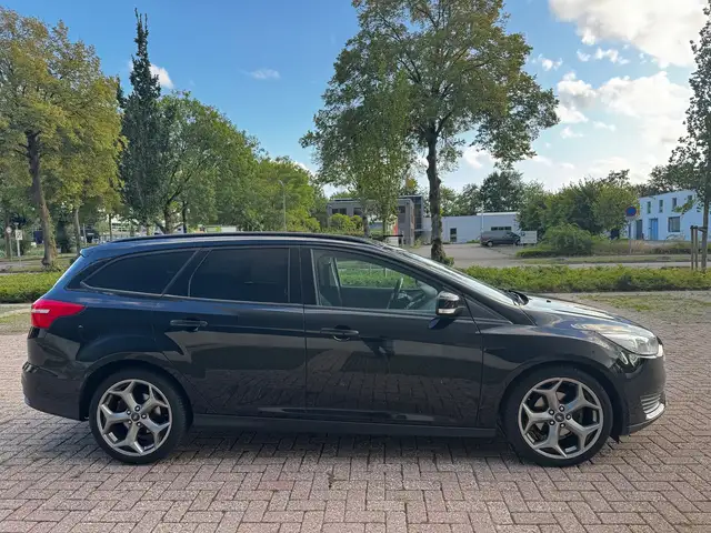 Ford Focus view 17
