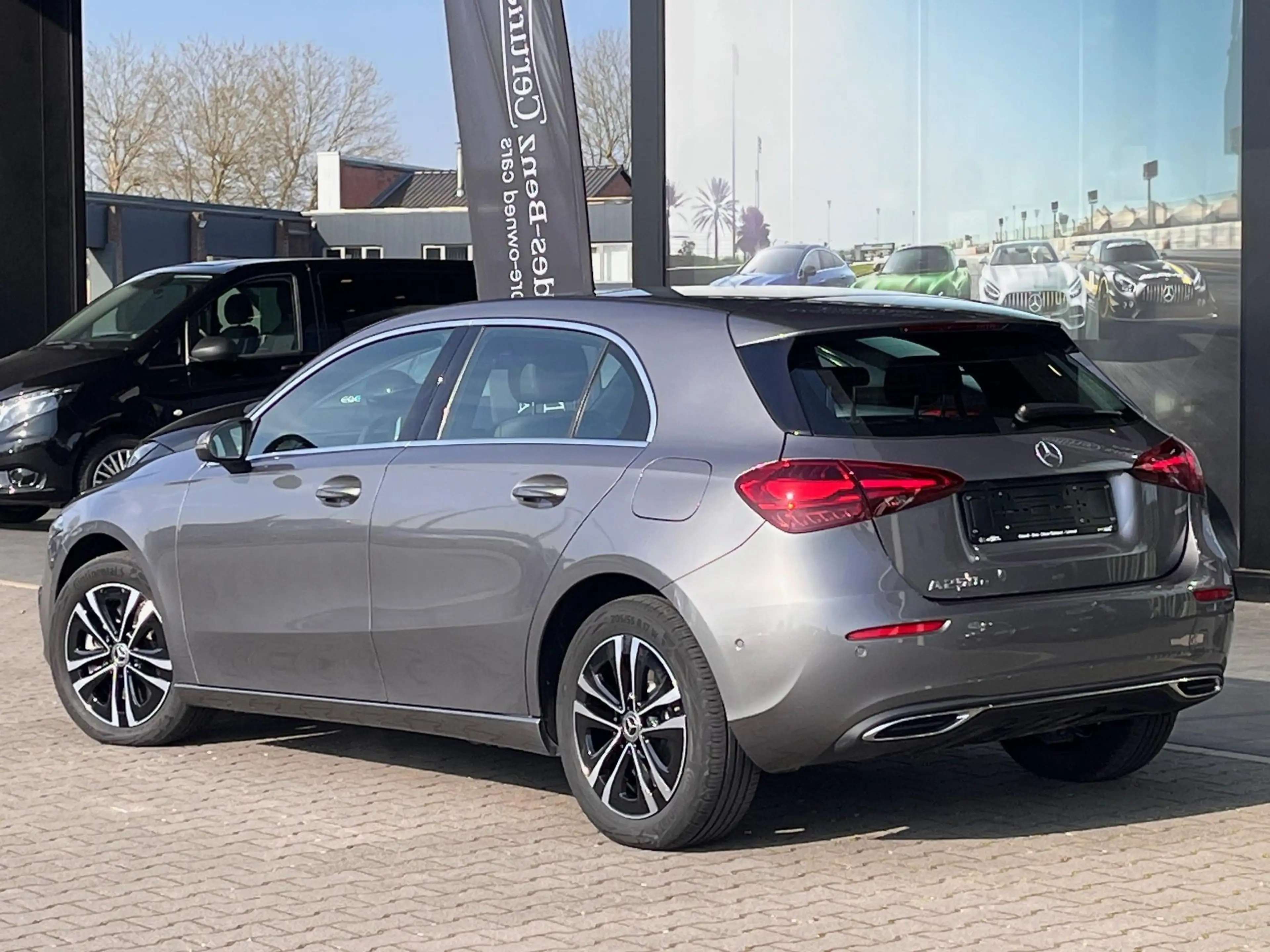 Mercedes-Benz A 250 e met panoramadak — photo 3