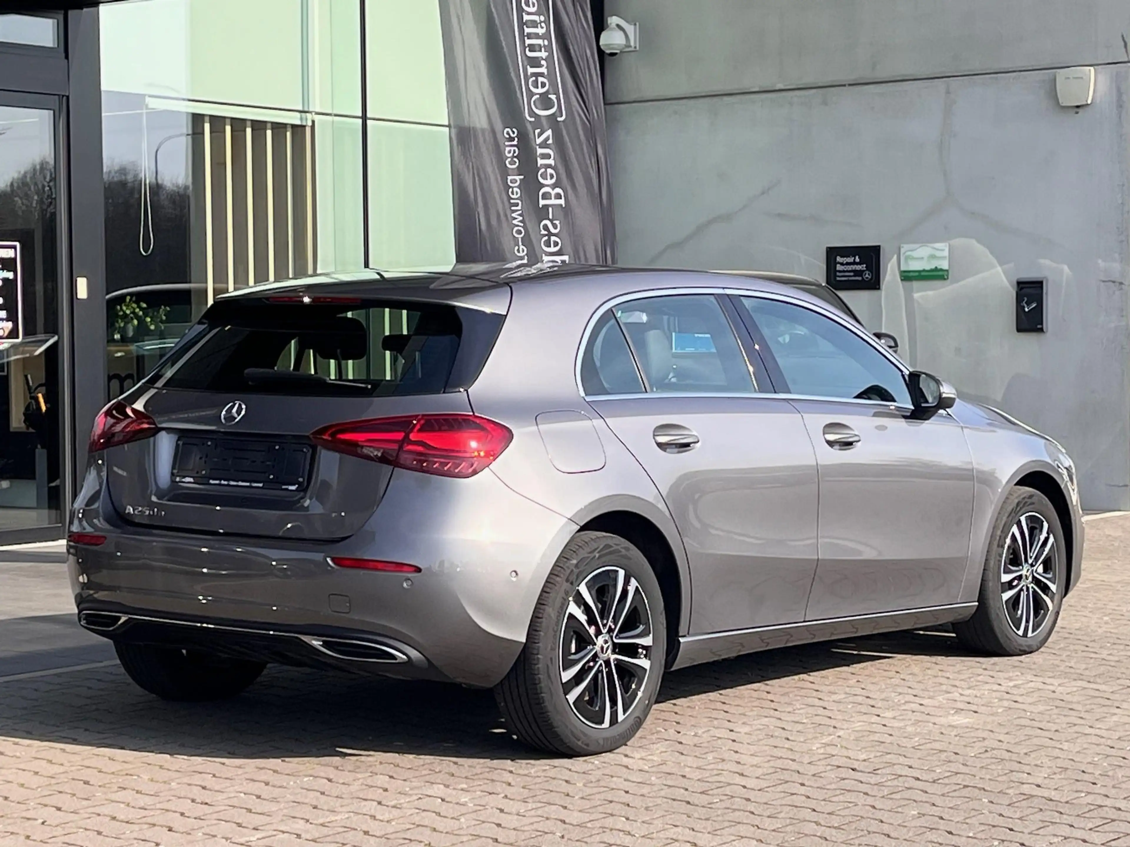 Mercedes-Benz A 250 e met panoramadak — photo 2