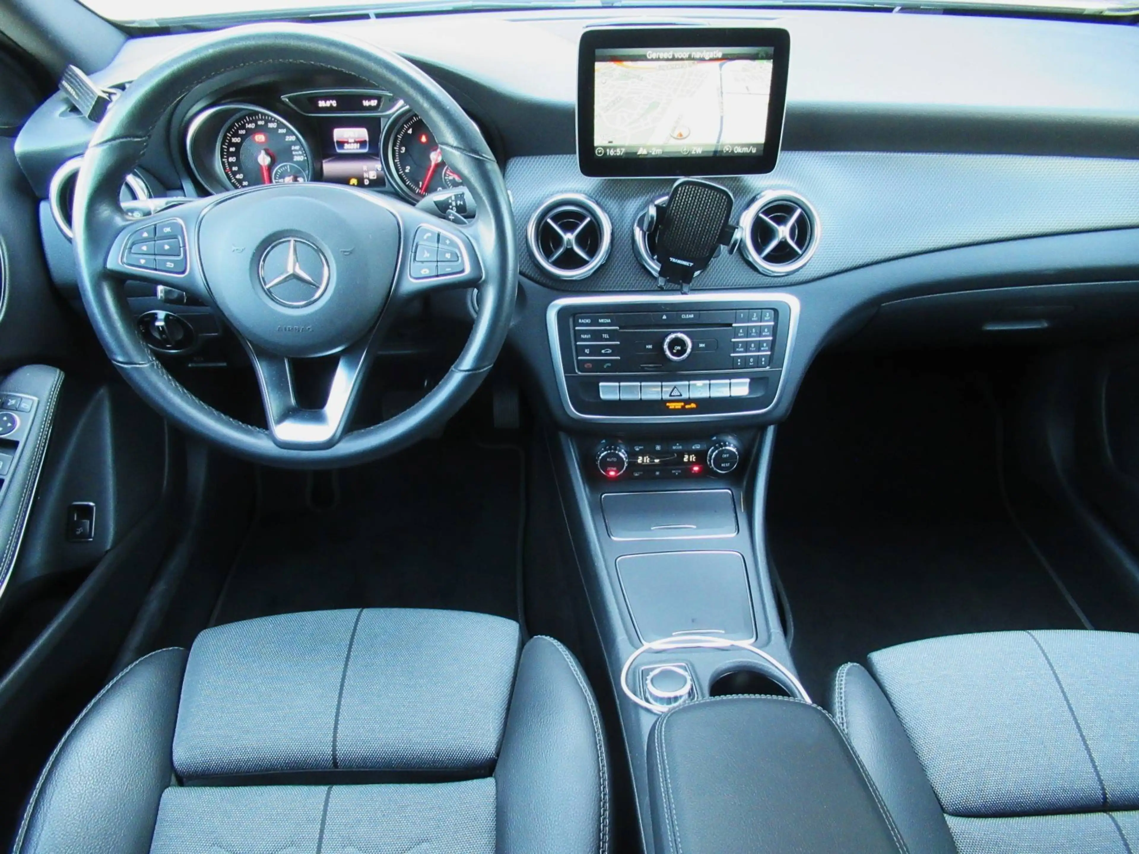 Mercedes-Benz GLA 180 Style 7G-DCT/Navi/Airco/Camera/LED/Parkassist — photo 10