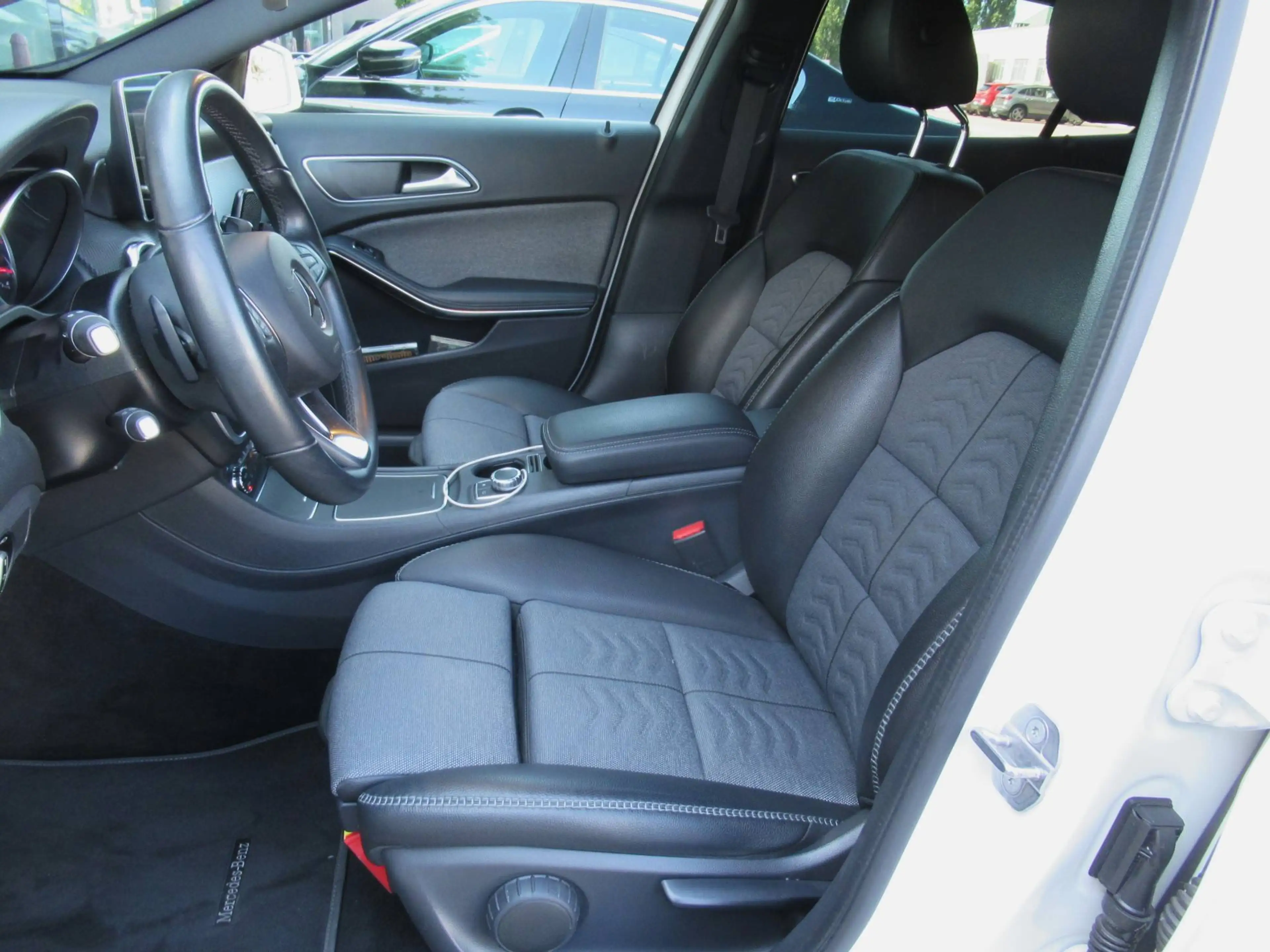 Mercedes-Benz GLA 180 Style 7G-DCT/Navi/Airco/Camera/LED/Parkassist — photo 8