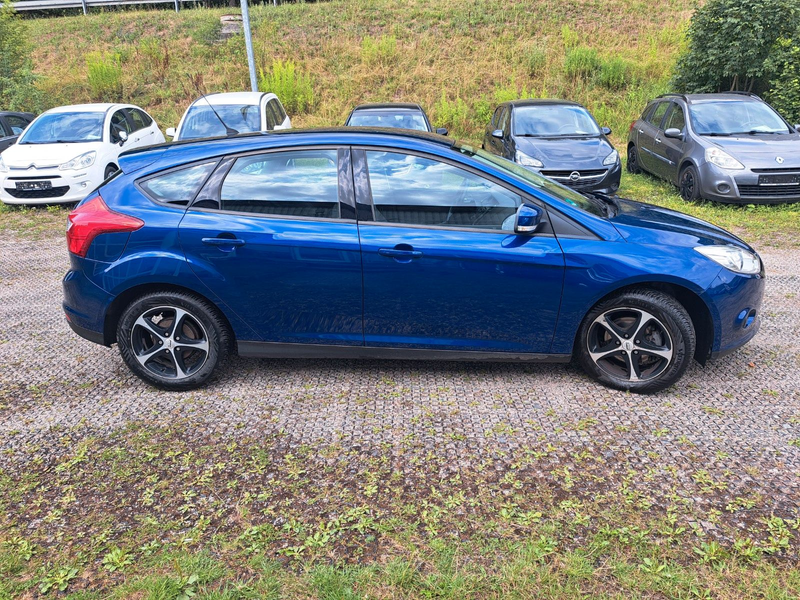Ford Focus 1.6 5-türig Klima Scheckheft Wenig Km !!! — photo 5