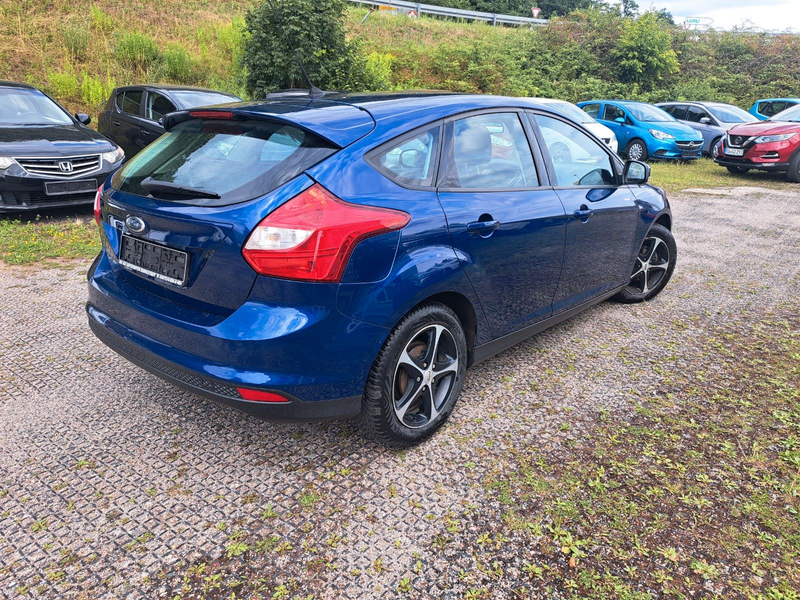Ford Focus 1.6 5-türig Klima Scheckheft Wenig Km !!! — photo 6