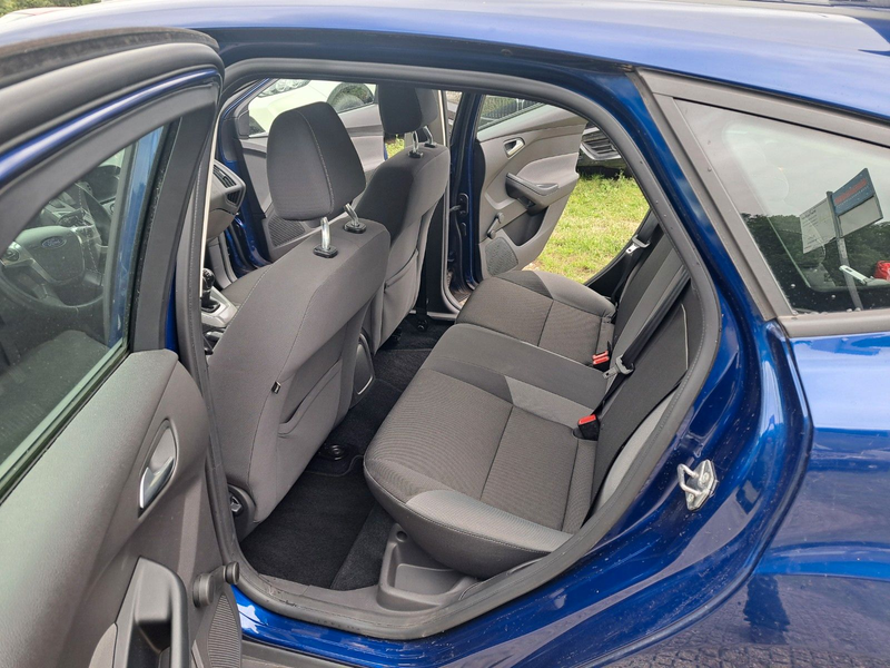 Ford Focus 1.6 5-türig Klima Scheckheft Wenig Km !!! — photo 12