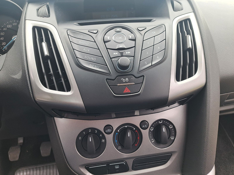 Ford Focus 1.6 5-türig Klima Scheckheft Wenig Km !!! — photo 15
