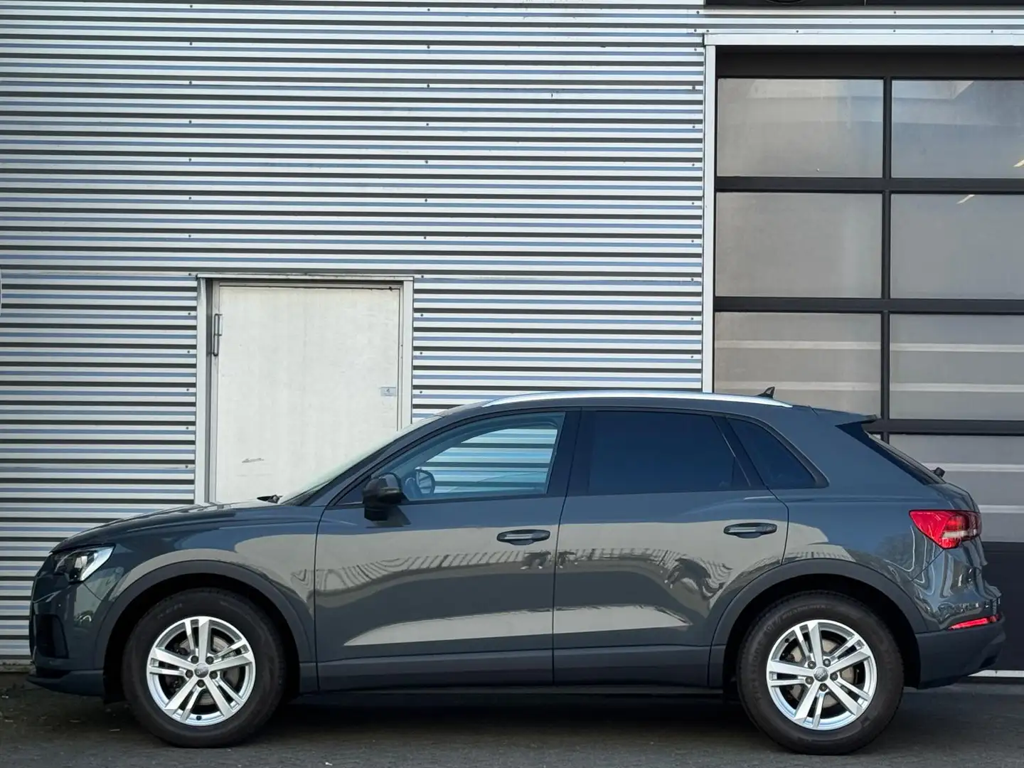 Audi Q3 35 TFSI|Trekhaak|DAB|Navi|Pre sense| Grijs - 2