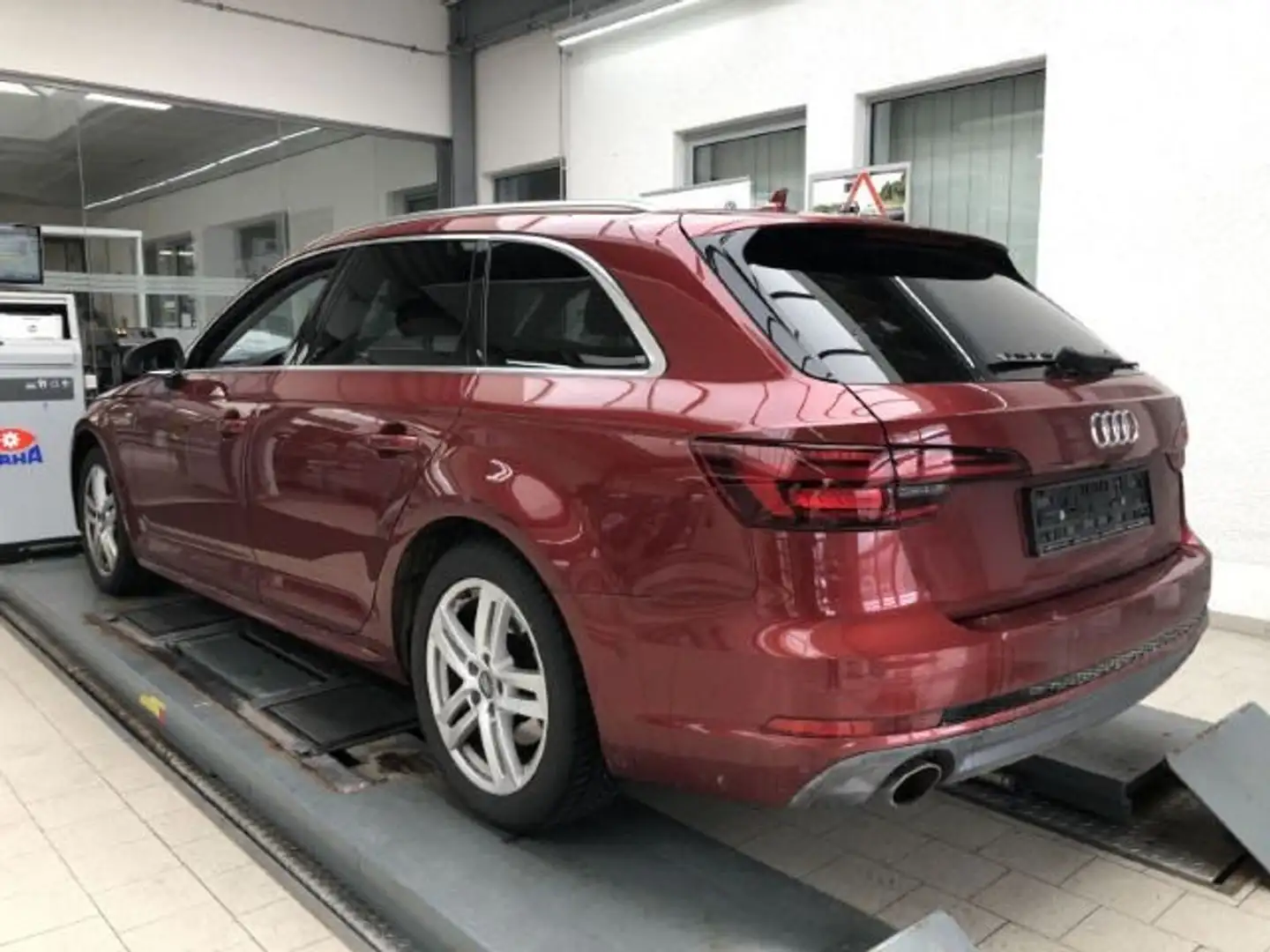 Audi A4 2.0 TFSI Avant sport ultra Rot - 2