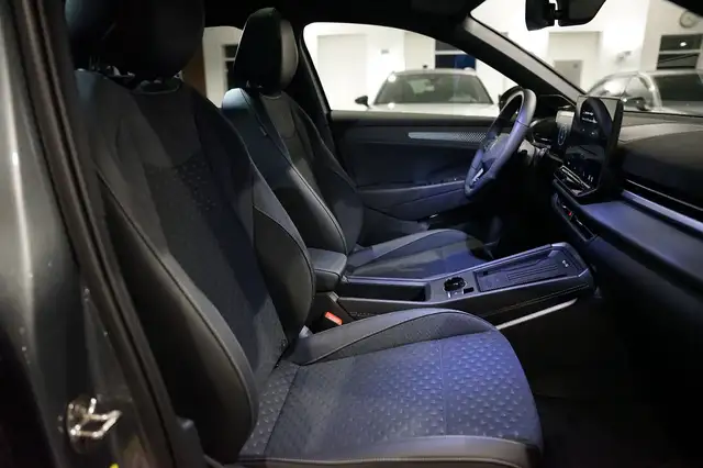 Volkswagen T-Roc view 11