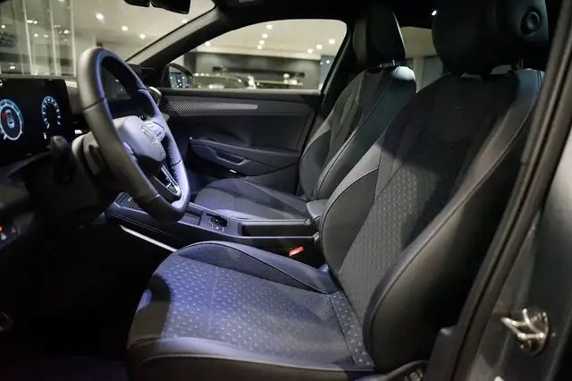 Volkswagen T-Roc view 10