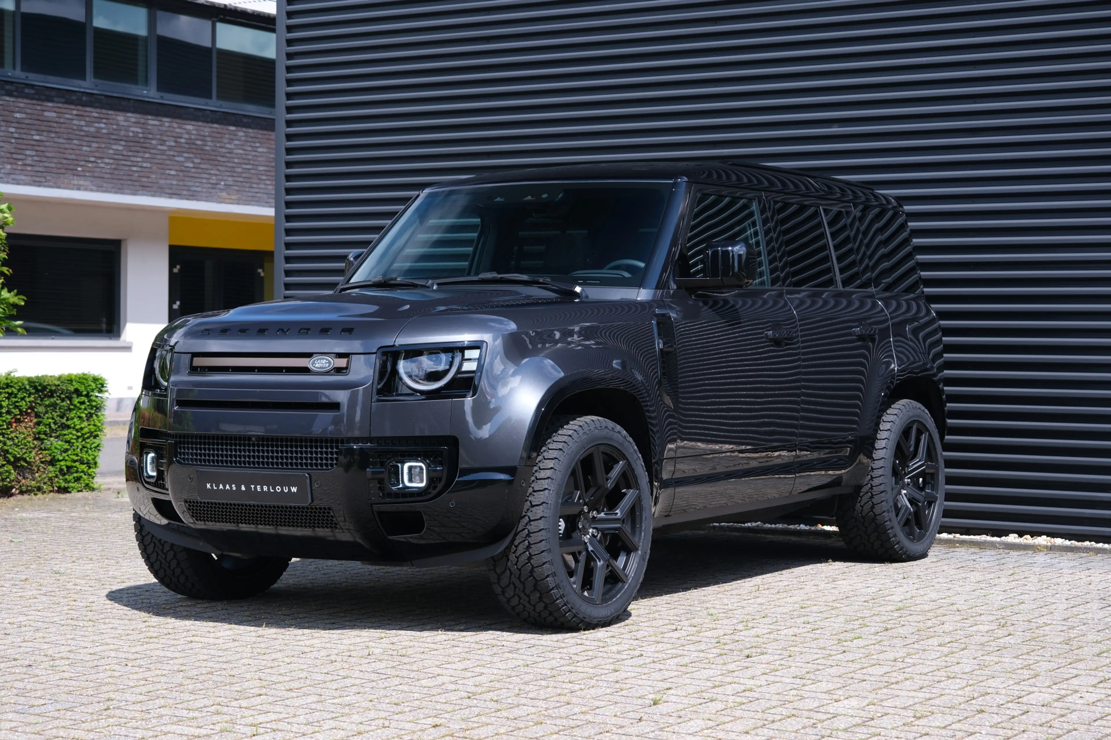 Land Rover Defender 110 P300e 110 X-Dynamic SE 5 Year Edition | NP € 1 — photo 12