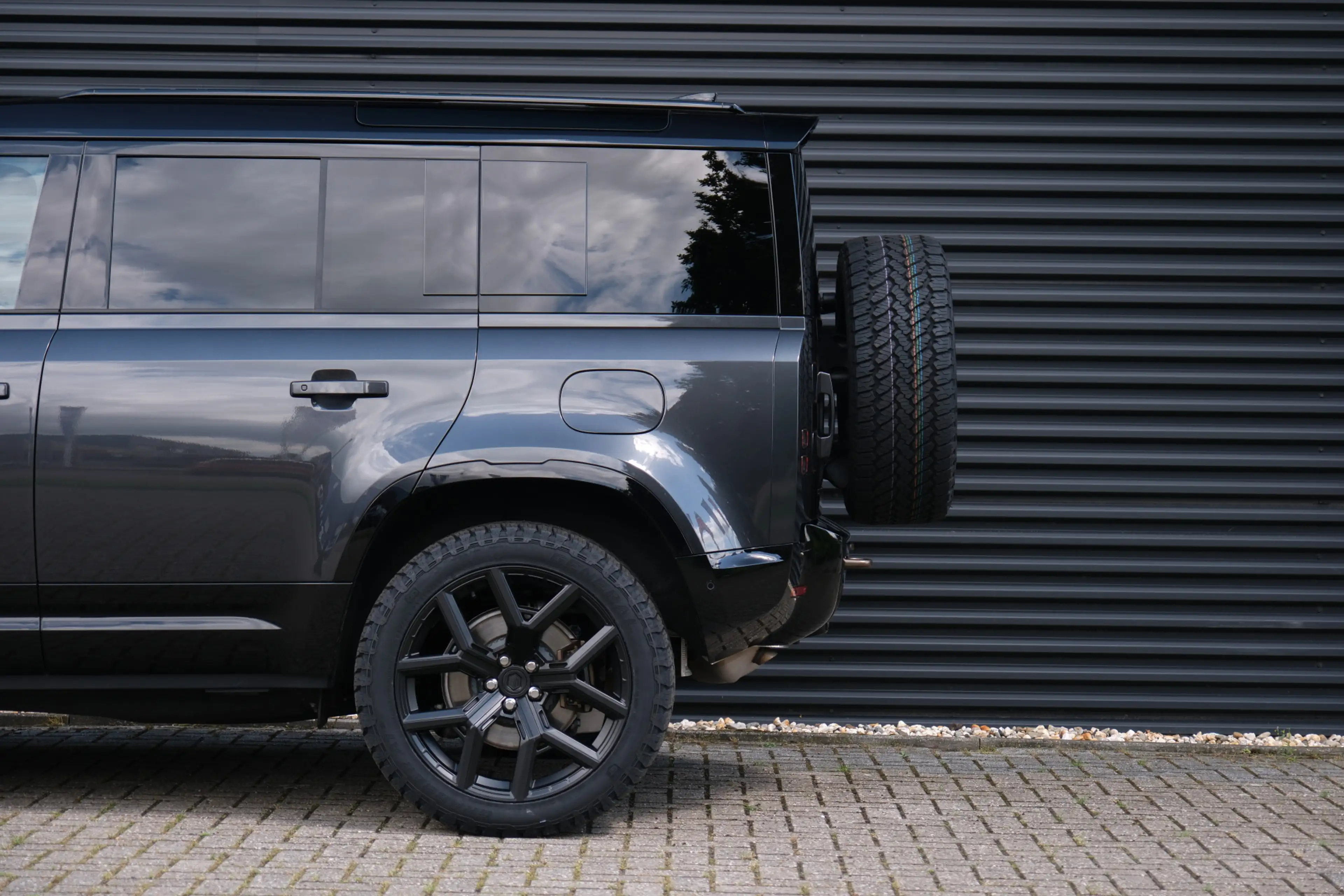 Land Rover Defender 110 P300e 110 X-Dynamic SE 5 Year Edition | NP € 1 — photo 26