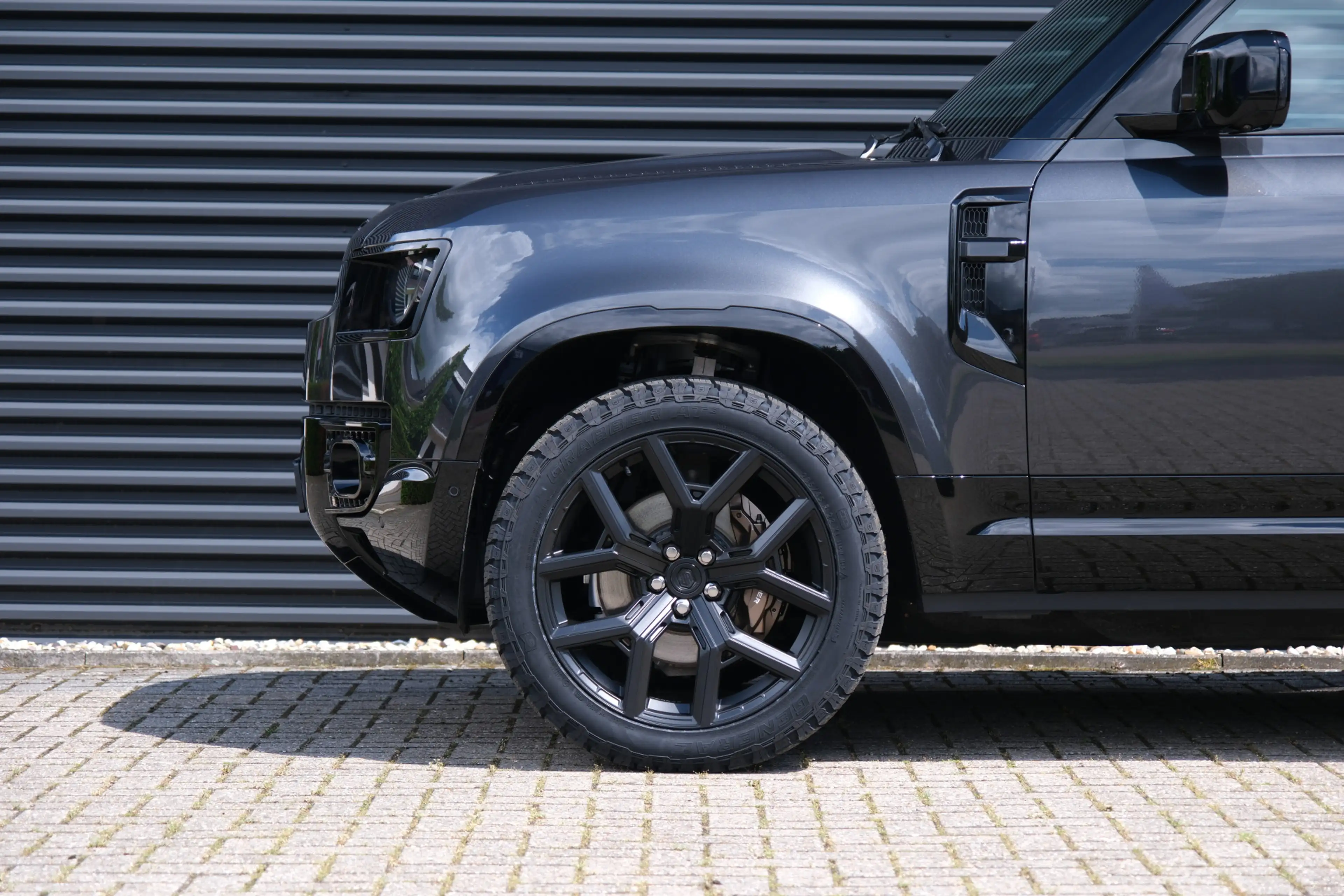 Land Rover Defender 110 P300e 110 X-Dynamic SE 5 Year Edition | NP € 1 — photo 25