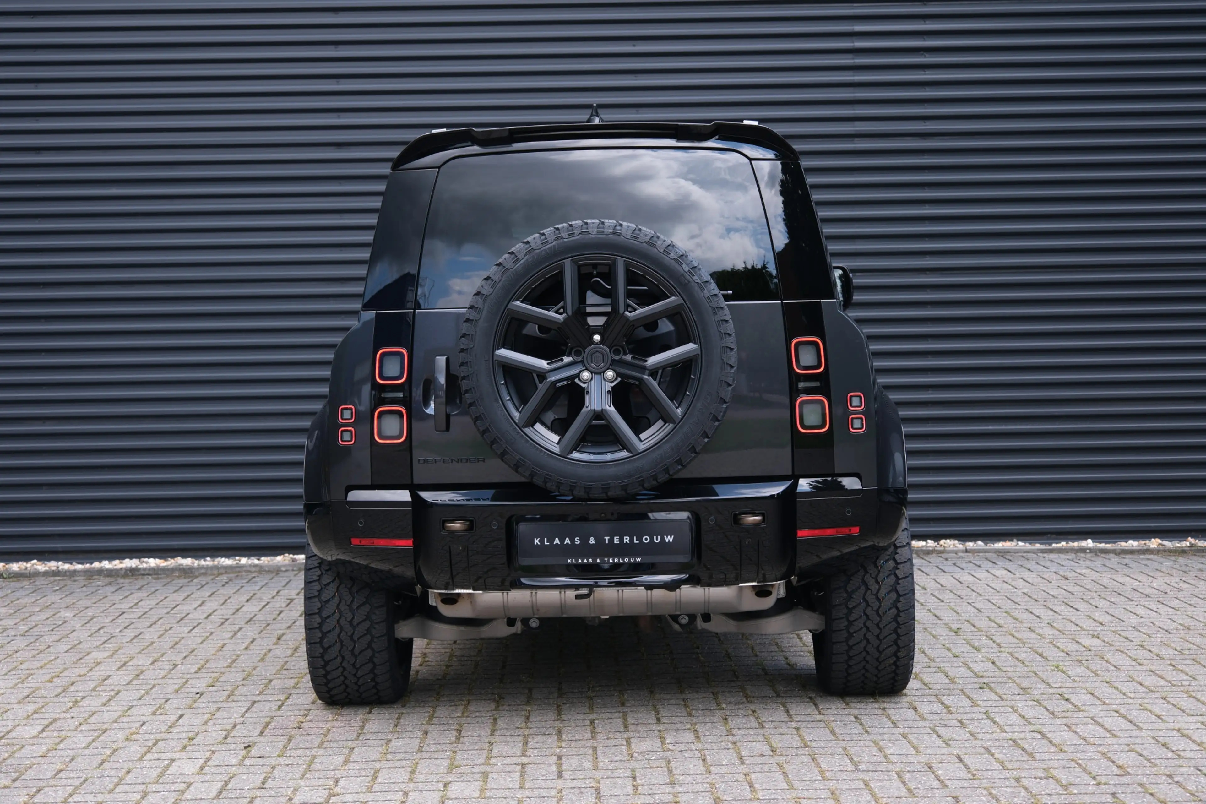 Land Rover Defender 110 P300e 110 X-Dynamic SE 5 Year Edition | NP € 1 — photo 11