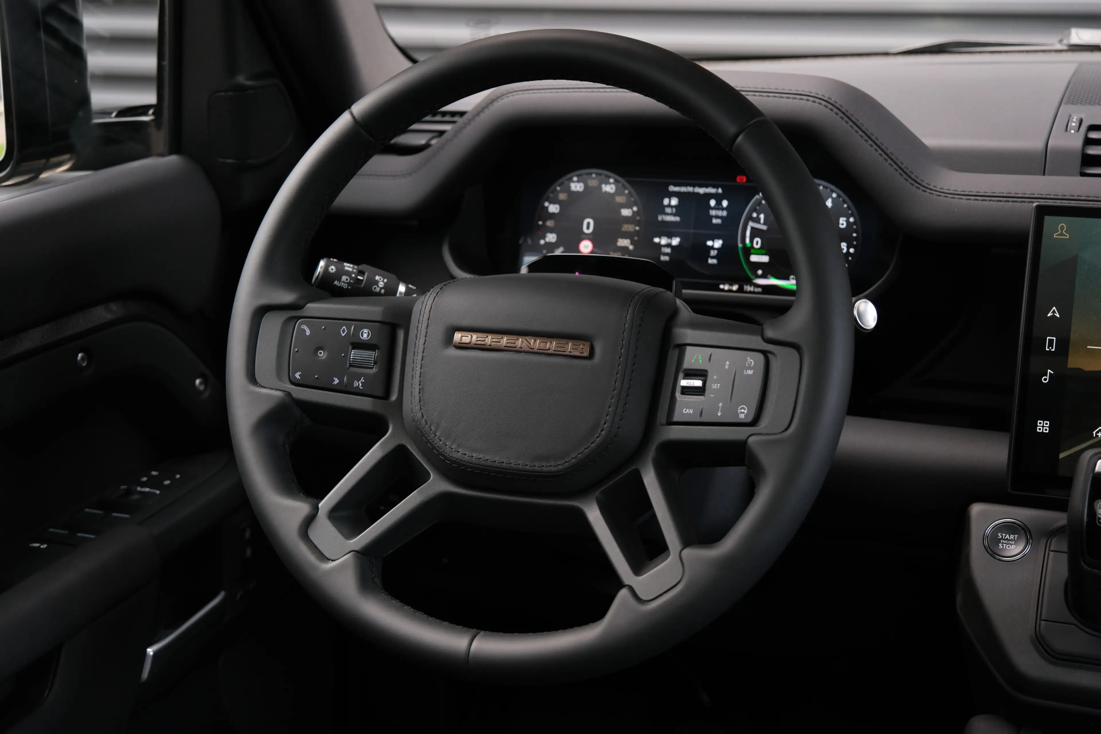 Land Rover Defender 110 P300e 110 X-Dynamic SE 5 Year Edition | NP € 1 — photo 41