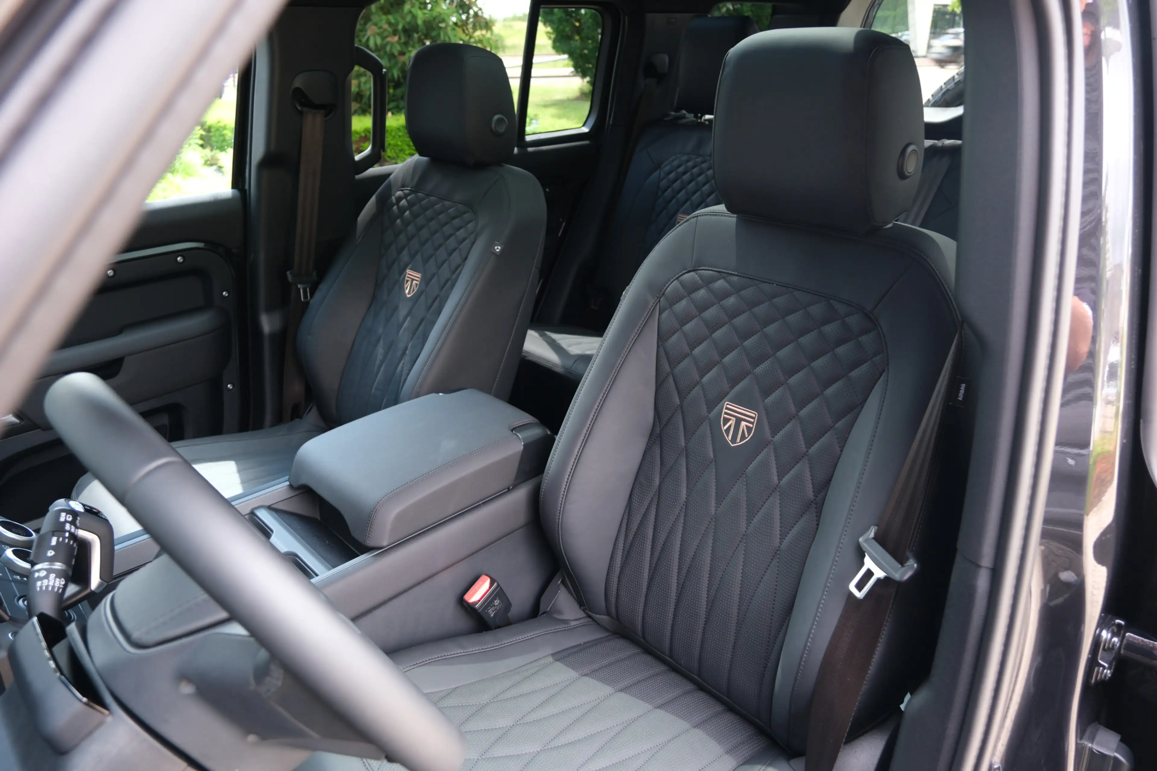 Land Rover Defender 110 P300e 110 X-Dynamic SE 5 Year Edition | NP € 1 — photo 7
