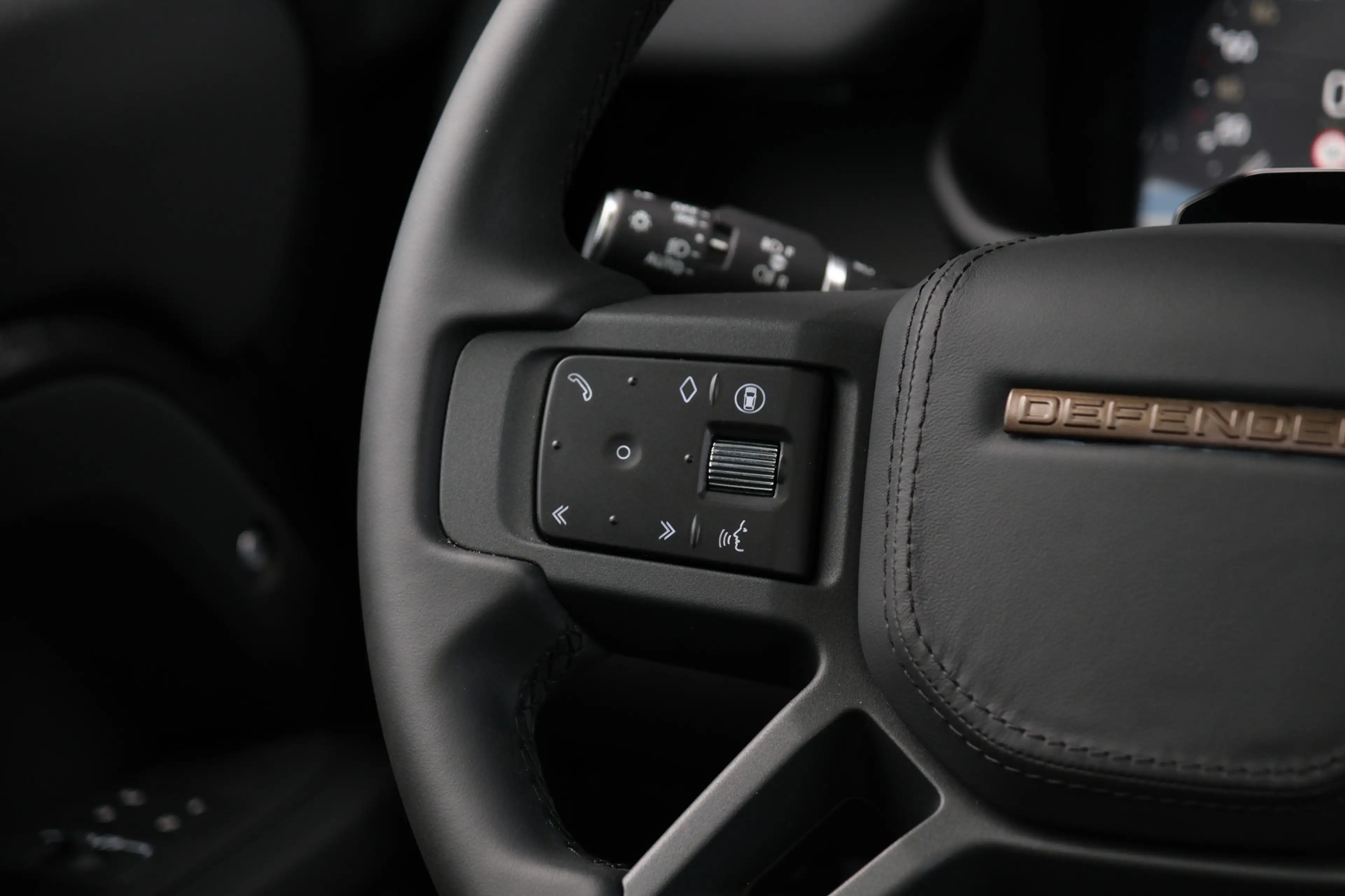 Land Rover Defender 110 P300e 110 X-Dynamic SE 5 Year Edition | NP € 1 — photo 44