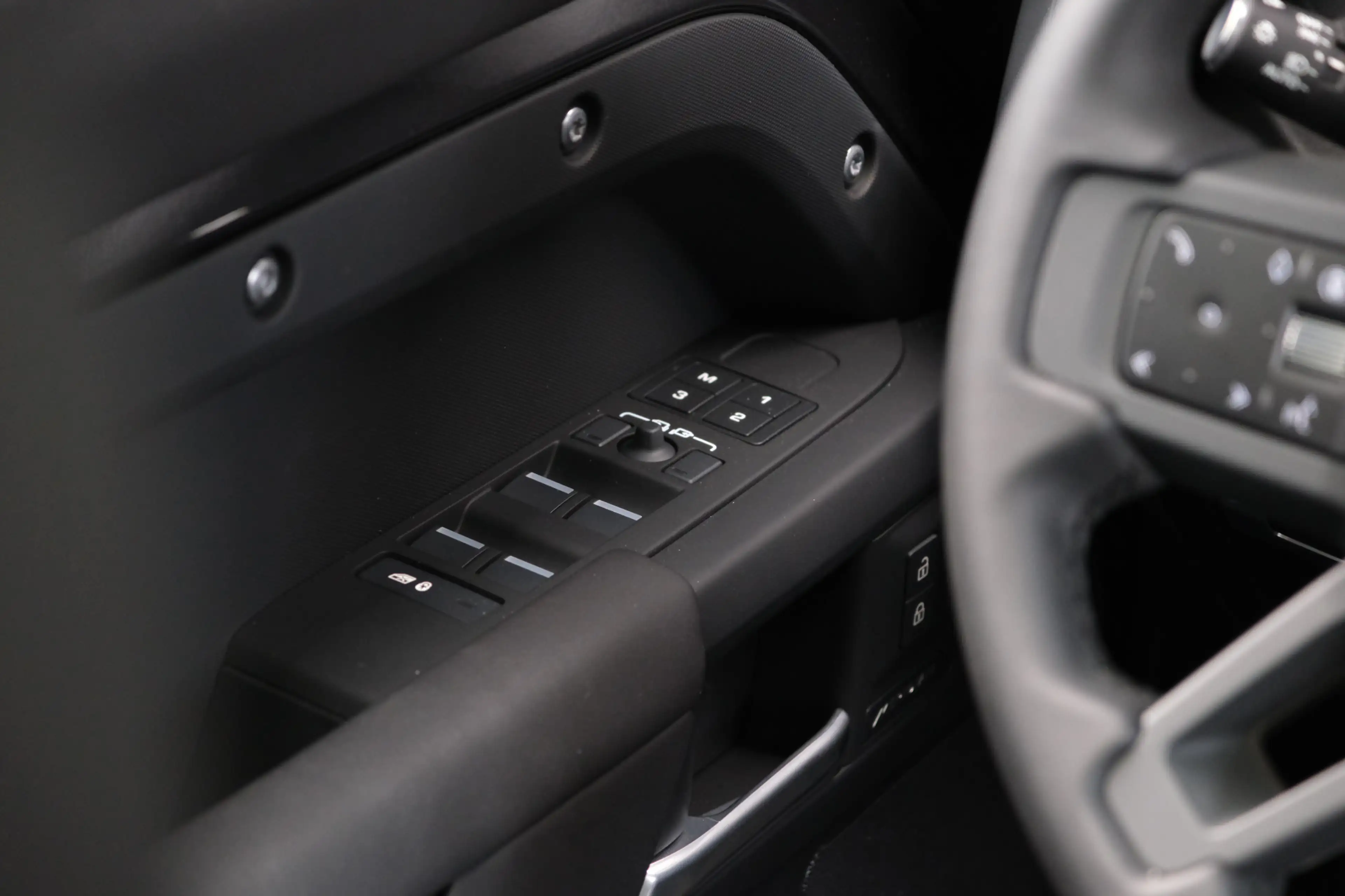 Land Rover Defender 110 P300e 110 X-Dynamic SE 5 Year Edition | NP € 1 — photo 45