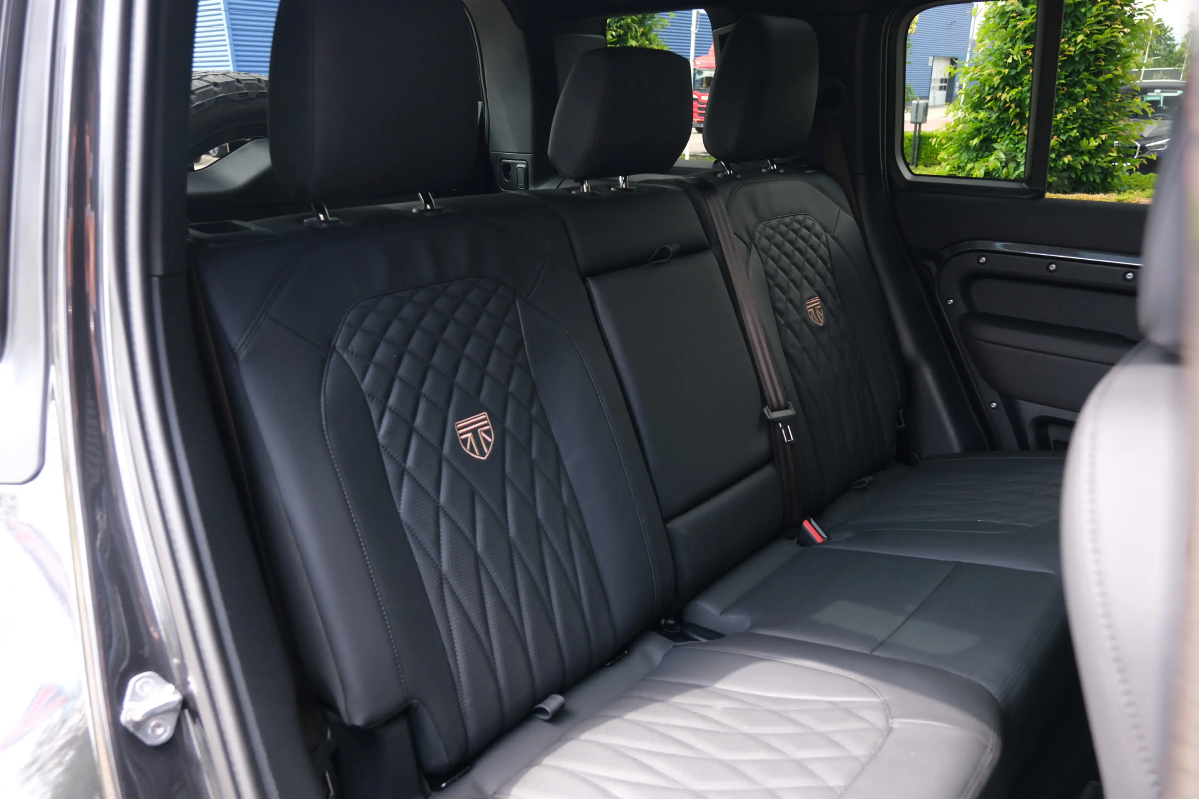 Land Rover Defender 110 P300e 110 X-Dynamic SE 5 Year Edition | NP € 1 — photo 8