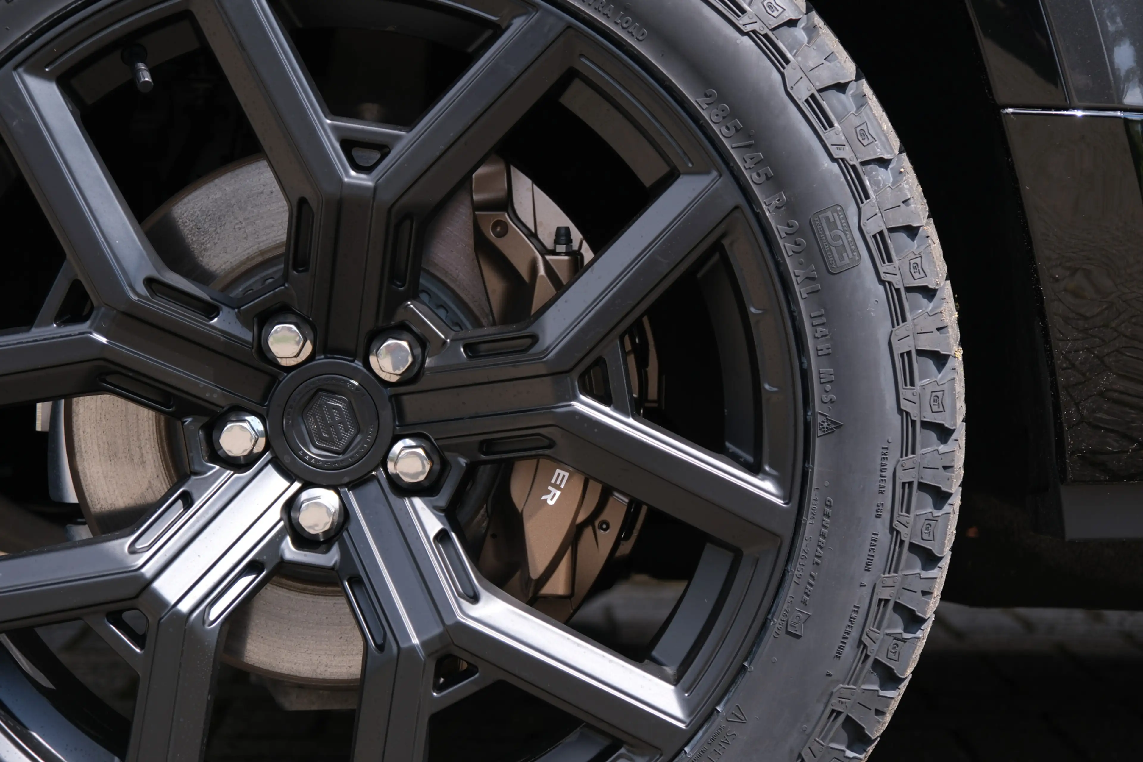 Land Rover Defender 110 P300e 110 X-Dynamic SE 5 Year Edition | NP € 1 — photo 16