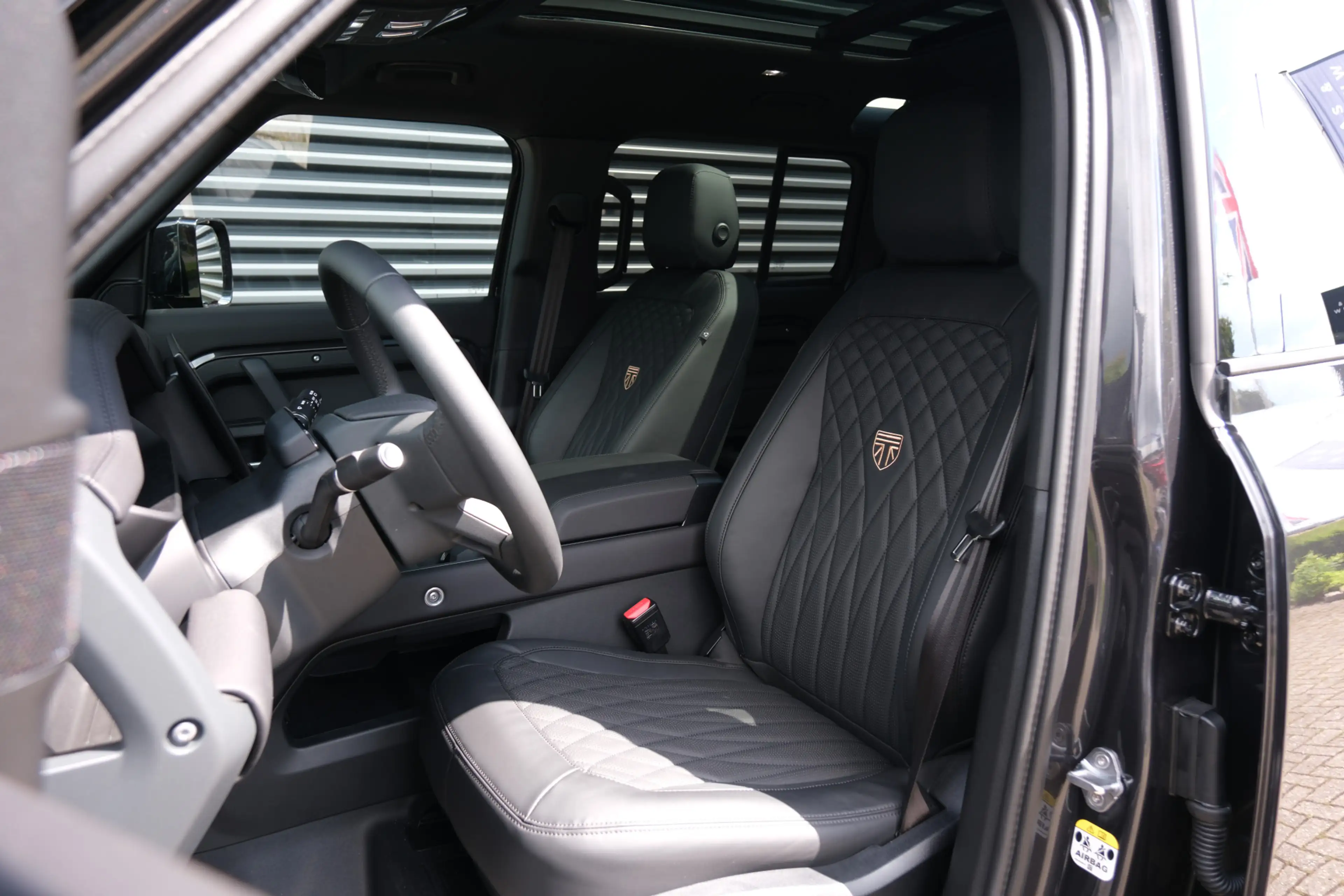 Land Rover Defender 110 P300e 110 X-Dynamic SE 5 Year Edition | NP € 1 — photo 31