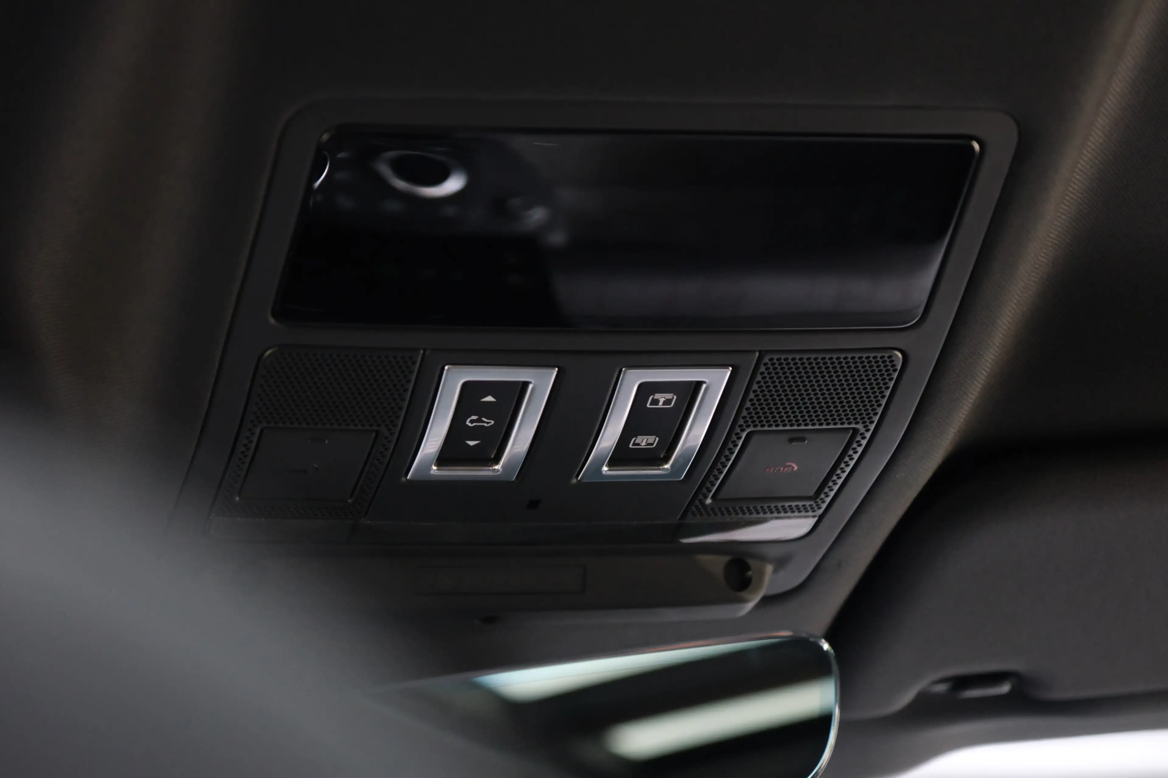 Land Rover Defender 110 P300e 110 X-Dynamic SE 5 Year Edition | NP € 1 — photo 46