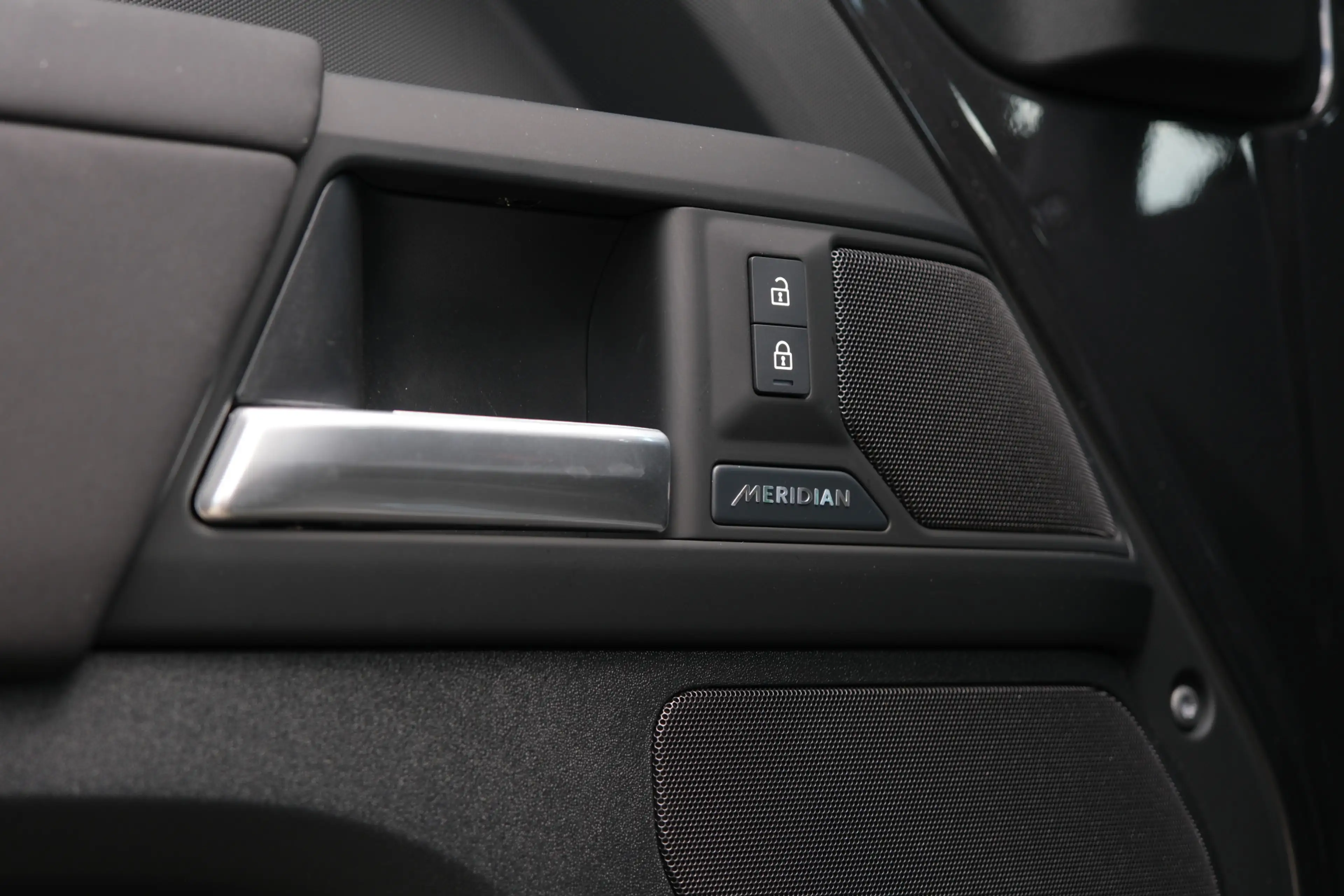 Land Rover Defender 110 P300e 110 X-Dynamic SE 5 Year Edition | NP € 1 — photo 48
