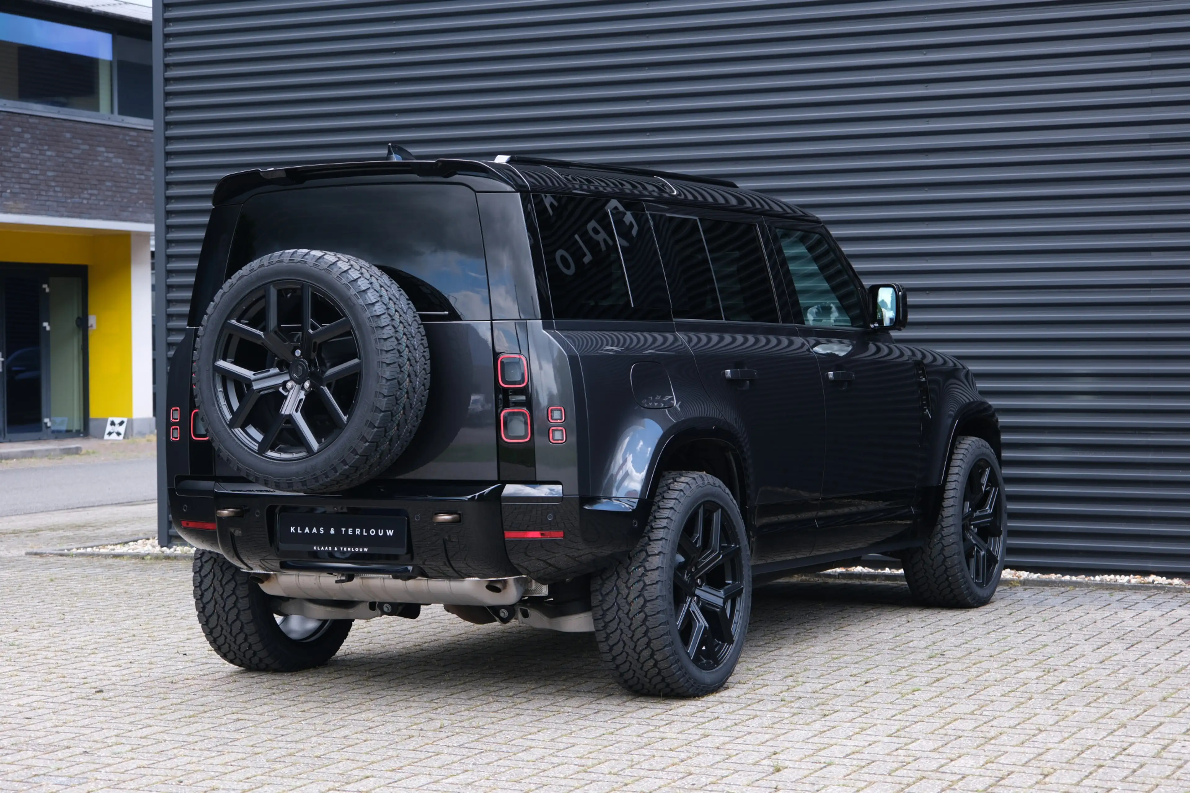 Land Rover Defender 110 P300e 110 X-Dynamic SE 5 Year Edition | NP € 1 — photo 14