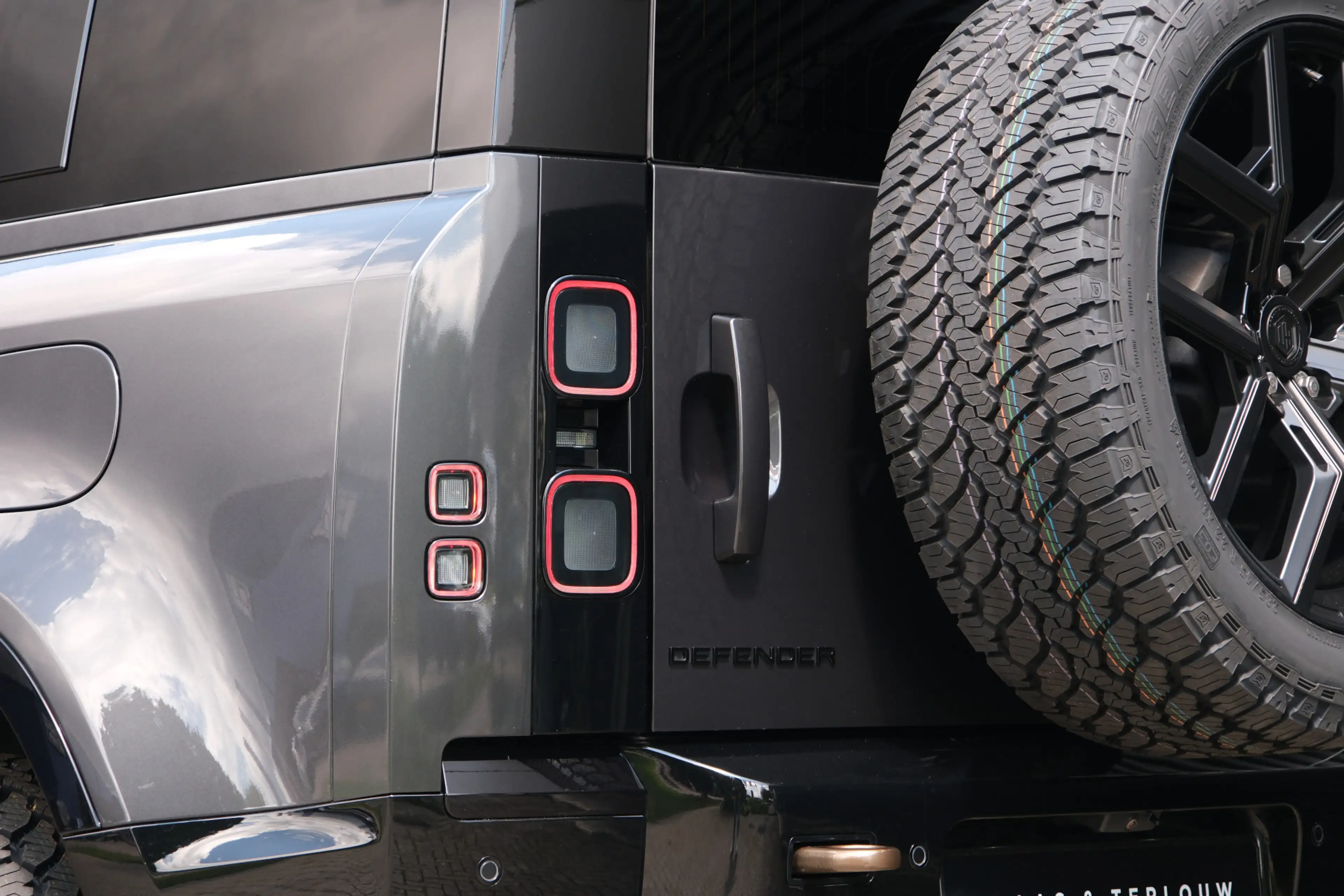 Land Rover Defender 110 P300e 110 X-Dynamic SE 5 Year Edition | NP € 1 — photo 27