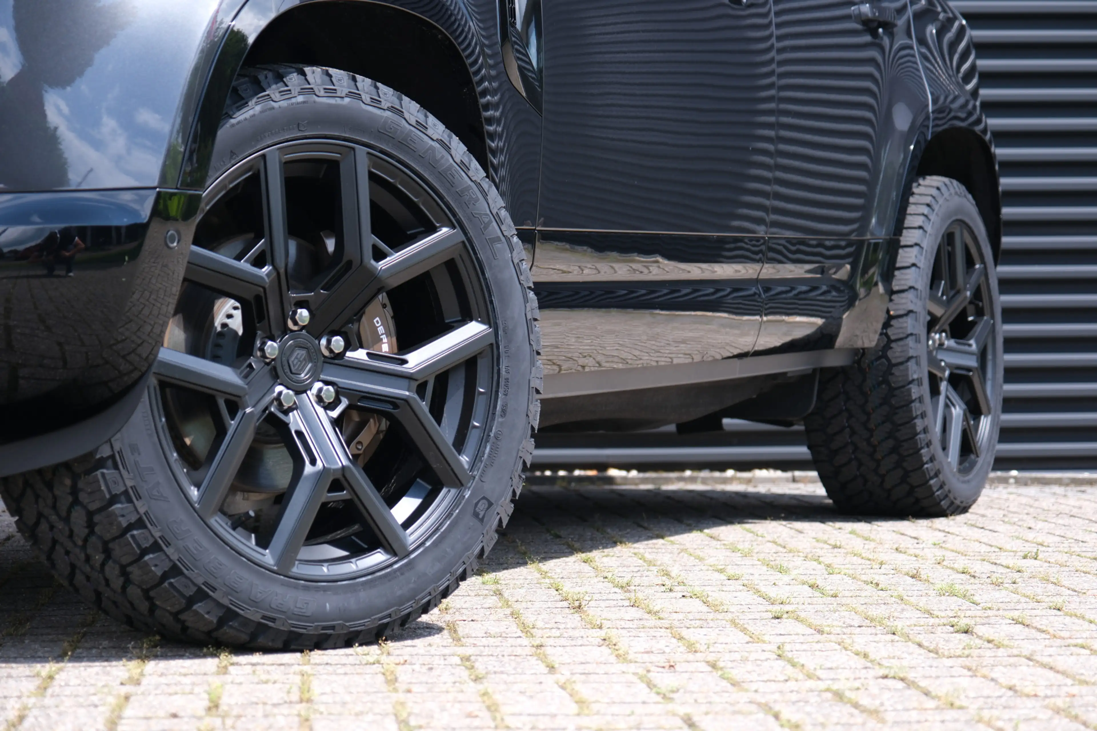 Land Rover Defender 110 P300e 110 X-Dynamic SE 5 Year Edition | NP € 1 — photo 18