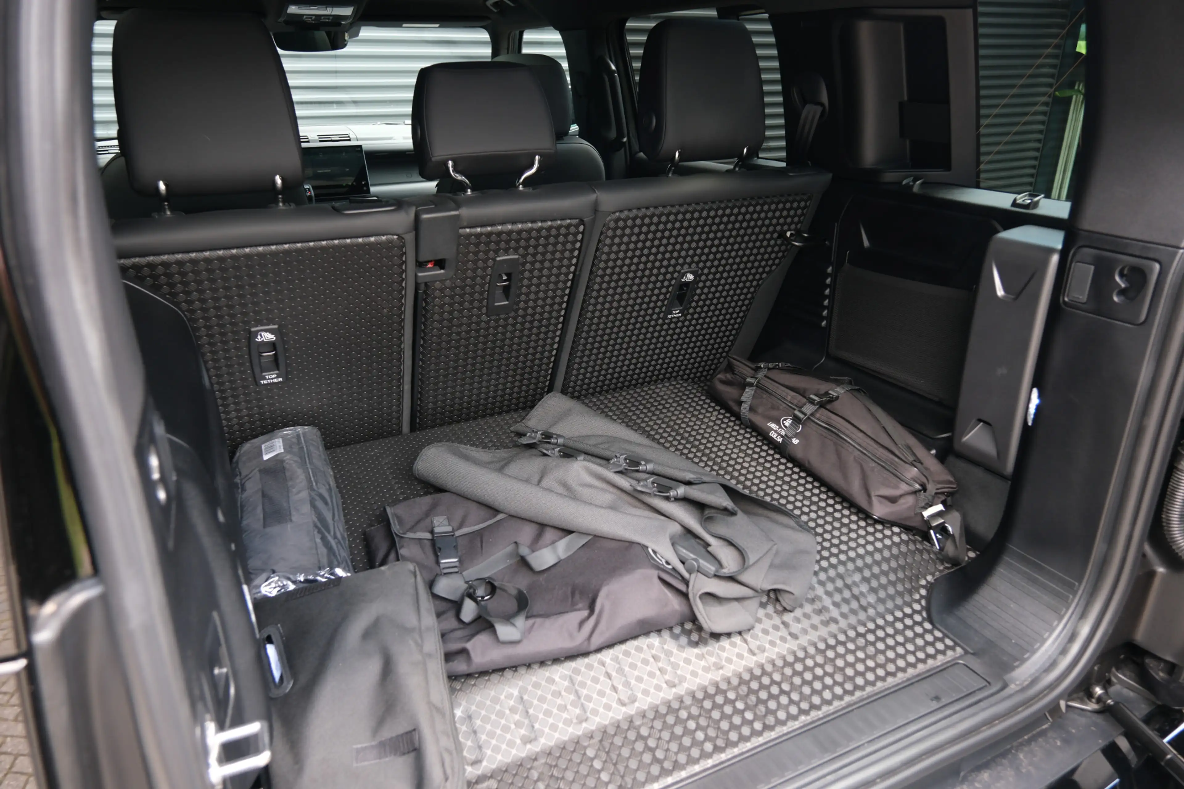 Land Rover Defender 110 P300e 110 X-Dynamic SE 5 Year Edition | NP € 1 — photo 33
