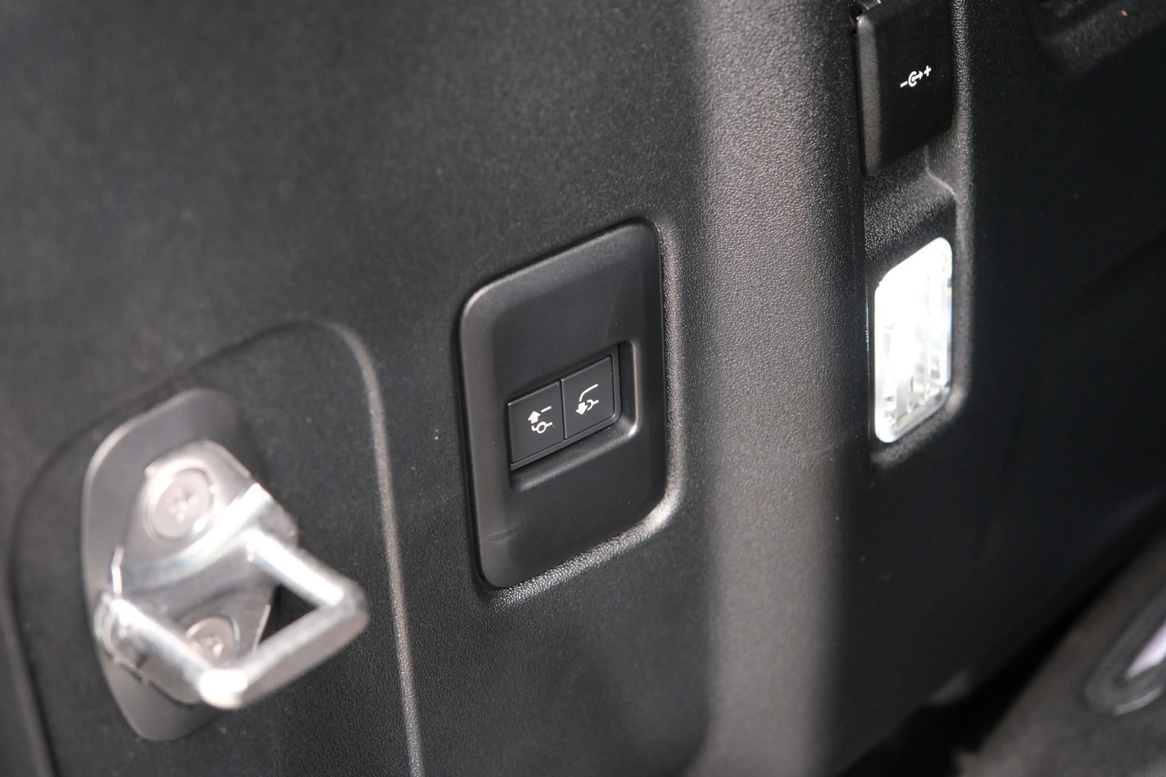 Land Rover Defender 110 P300e 110 X-Dynamic SE 5 Year Edition | NP € 1 — photo 34
