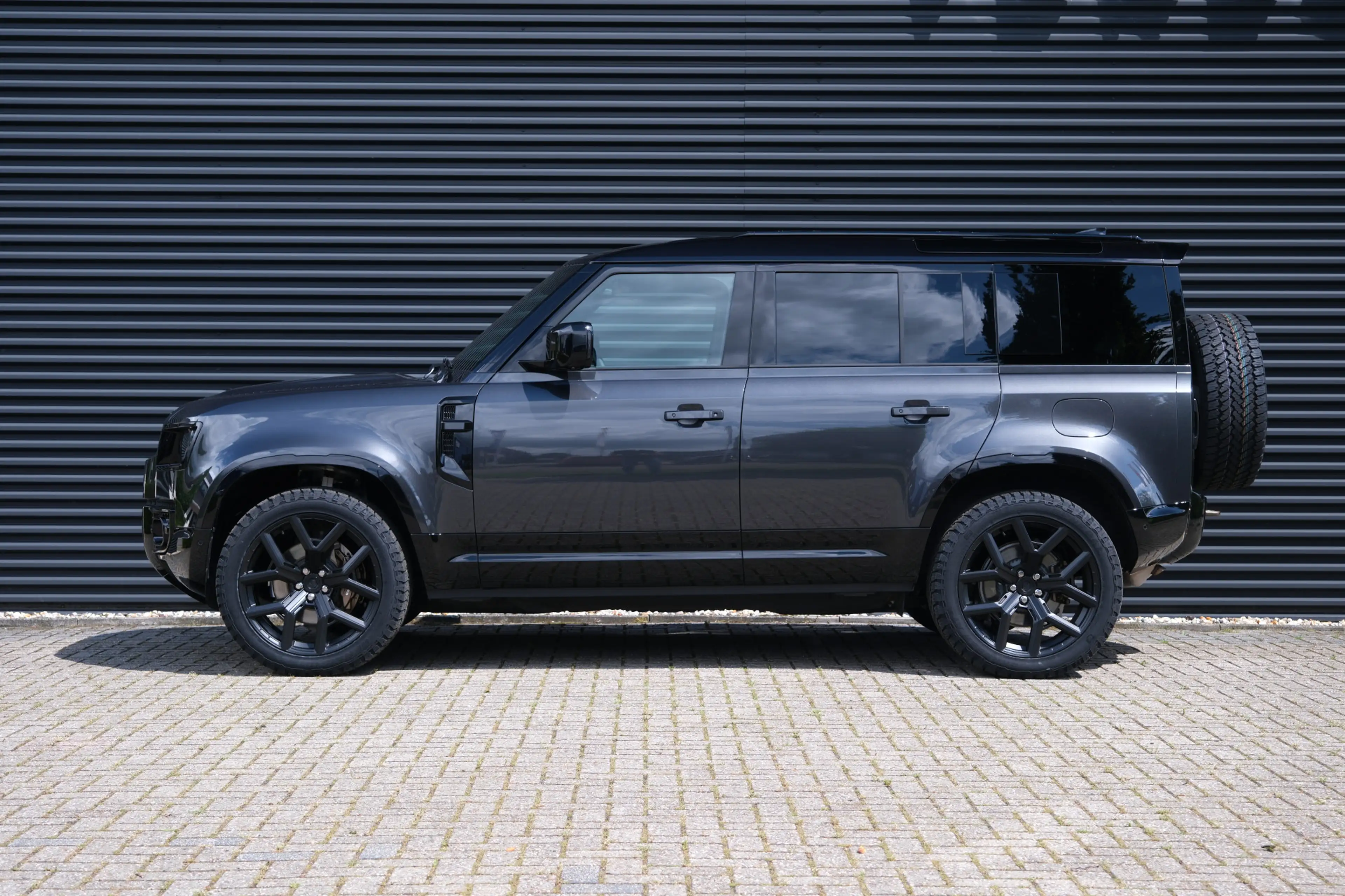 Land Rover Defender 110 P300e 110 X-Dynamic SE 5 Year Edition | NP € 1 — photo 3