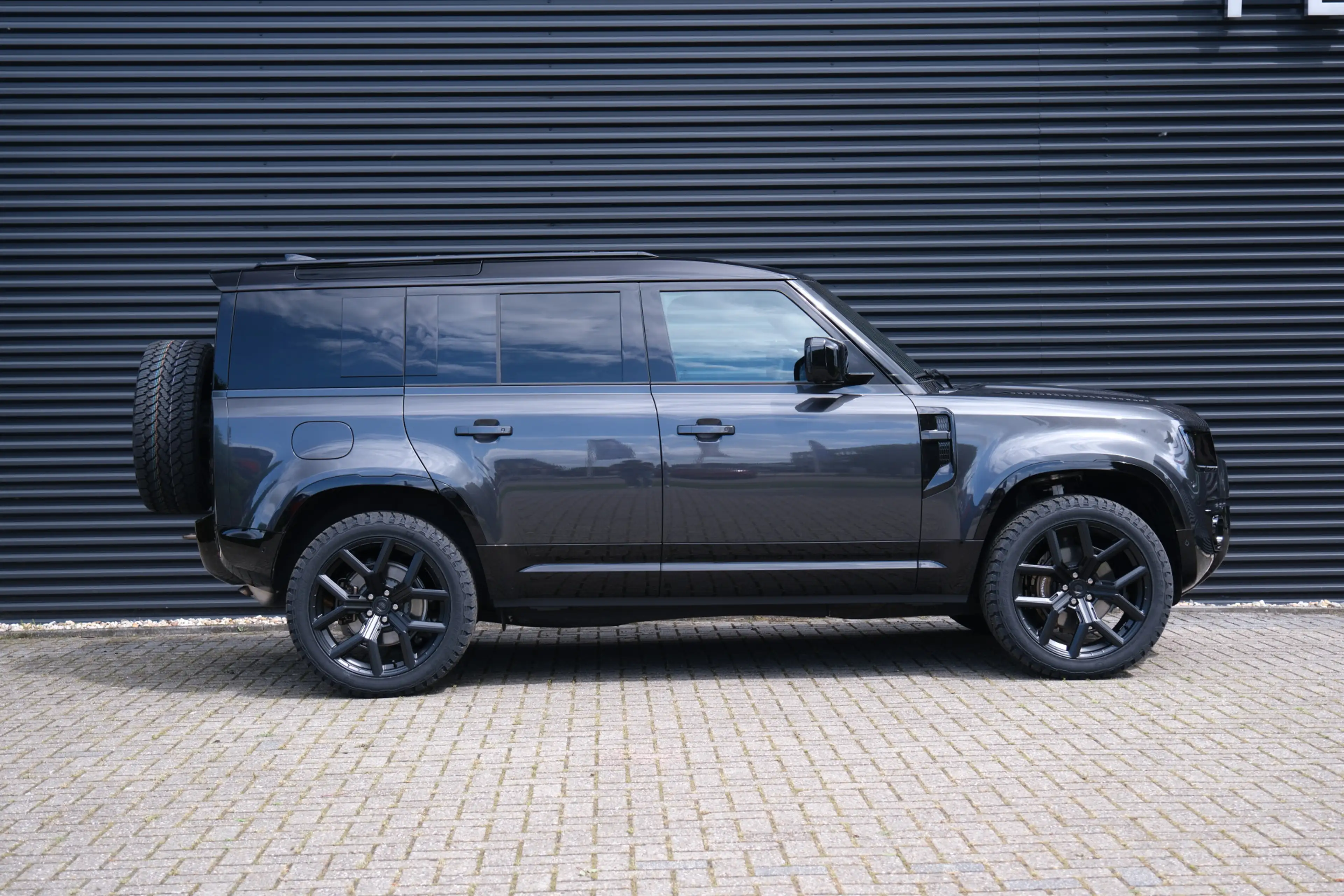 Land Rover Defender 110 P300e 110 X-Dynamic SE 5 Year Edition | NP € 1 — photo 2