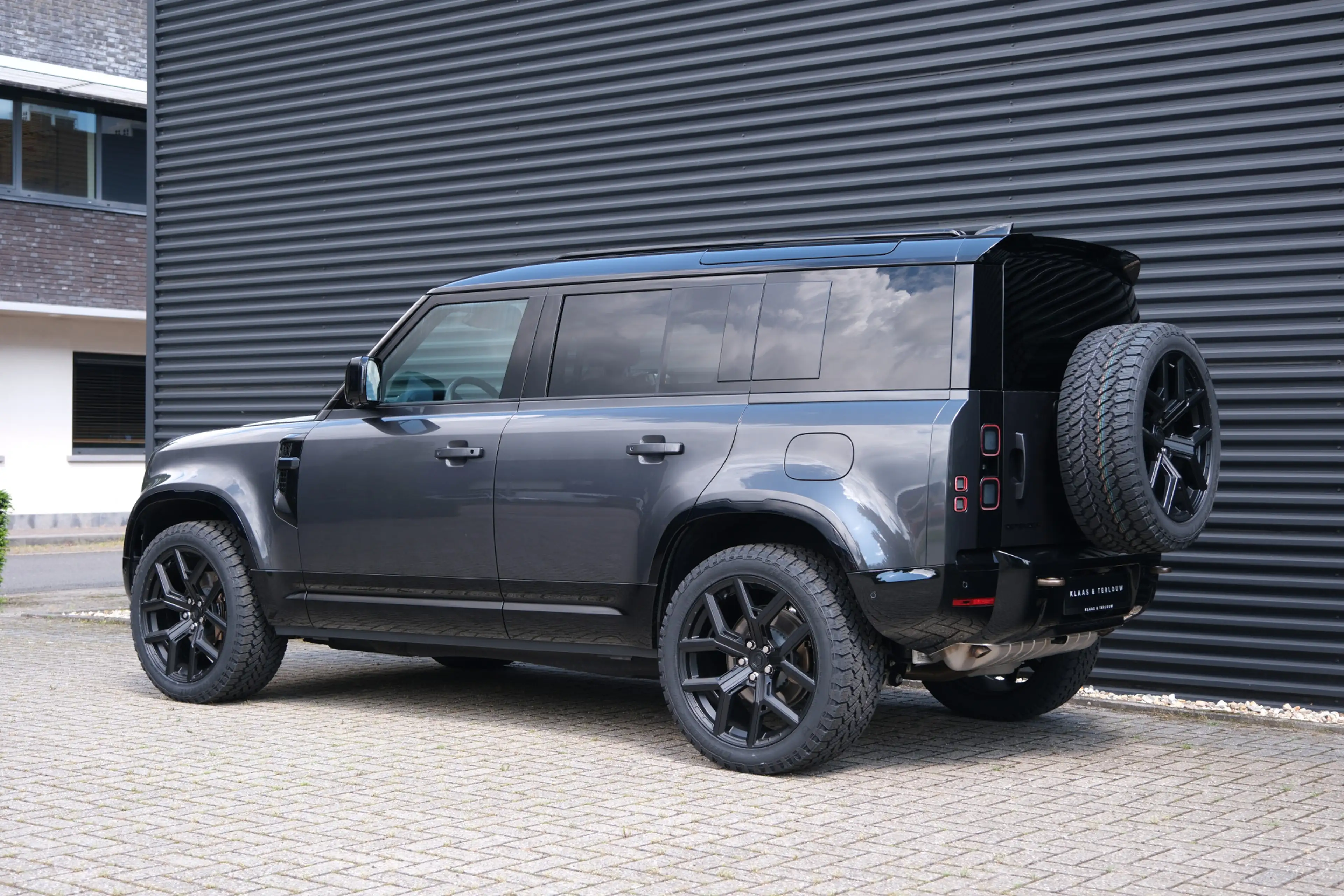 Land Rover Defender 110 P300e 110 X-Dynamic SE 5 Year Edition | NP € 1 — photo 13