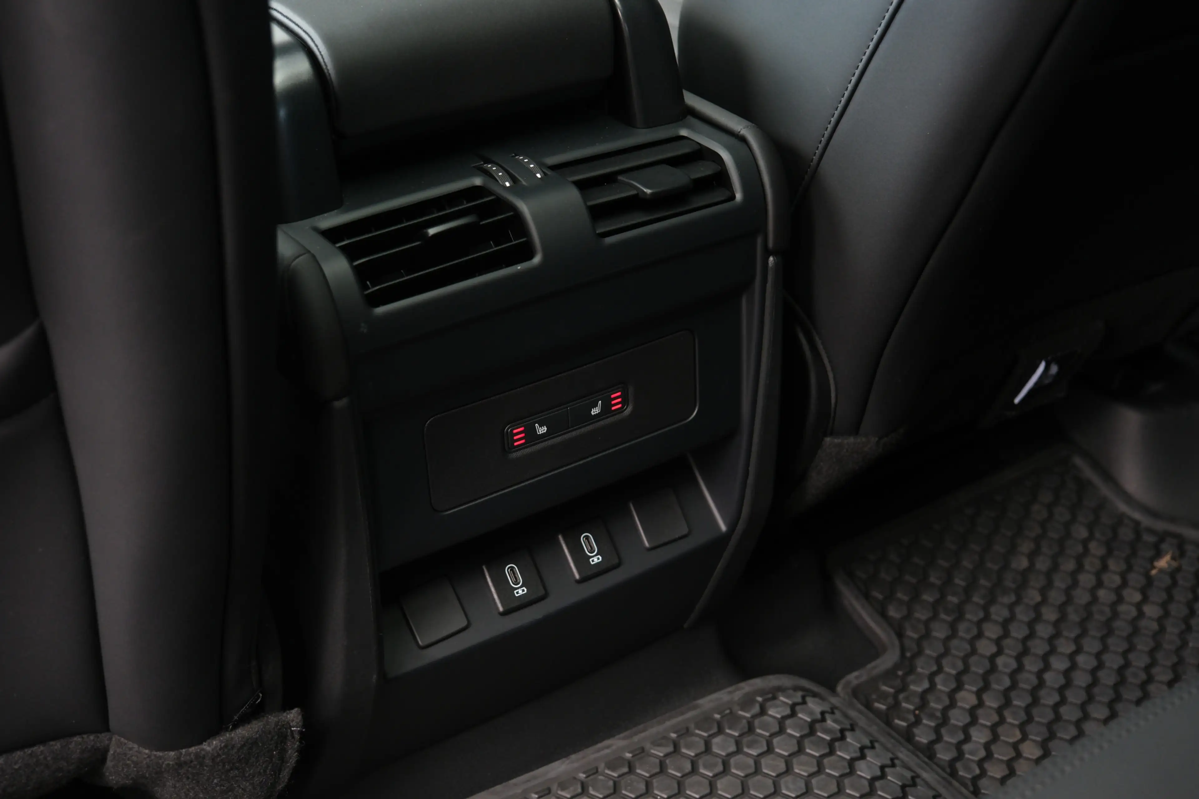 Land Rover Defender 110 P300e 110 X-Dynamic SE 5 Year Edition | NP € 1 — photo 50
