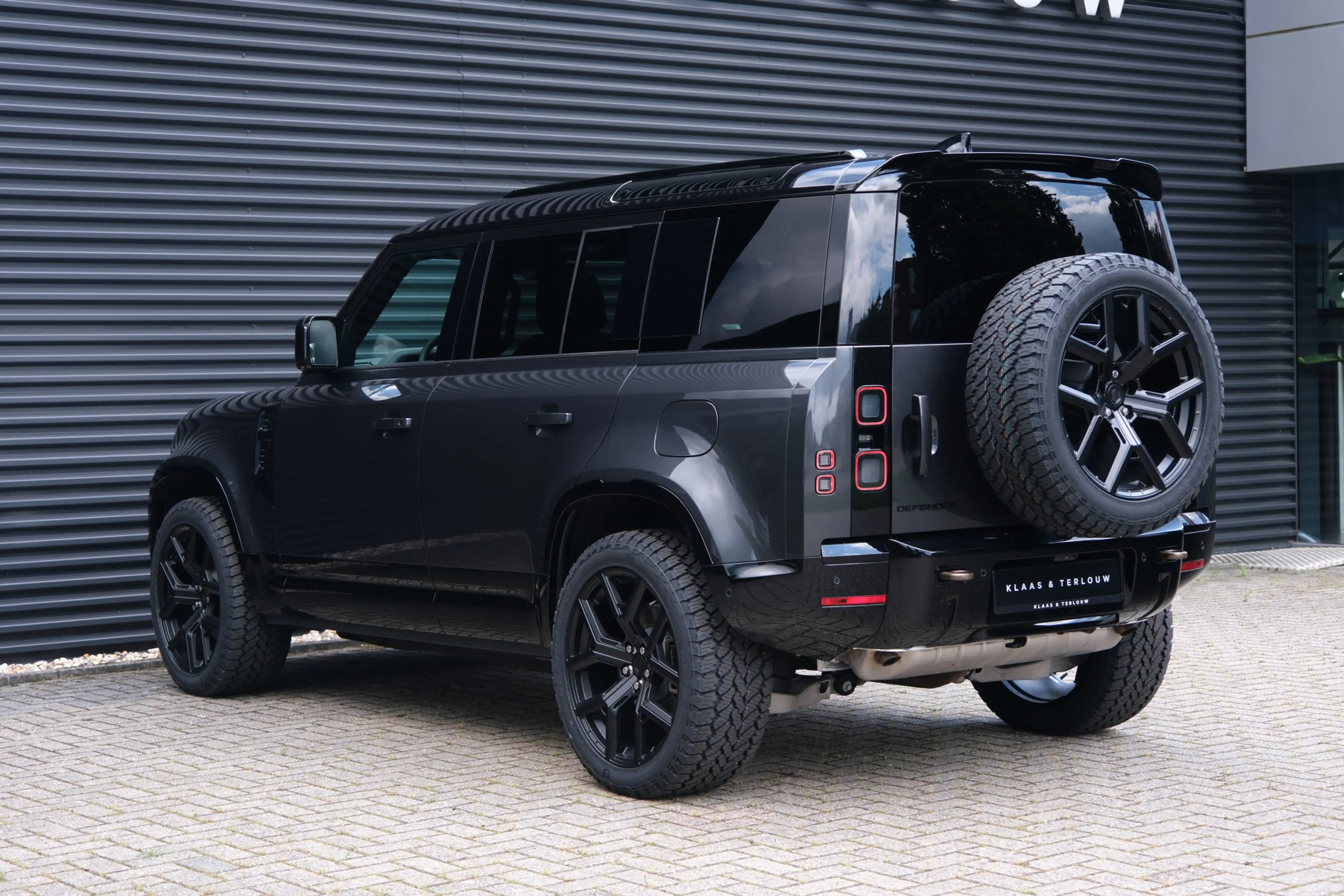 Land Rover Defender 110 P300e 110 X-Dynamic SE 5 Year Edition | NP € 1 — photo 35