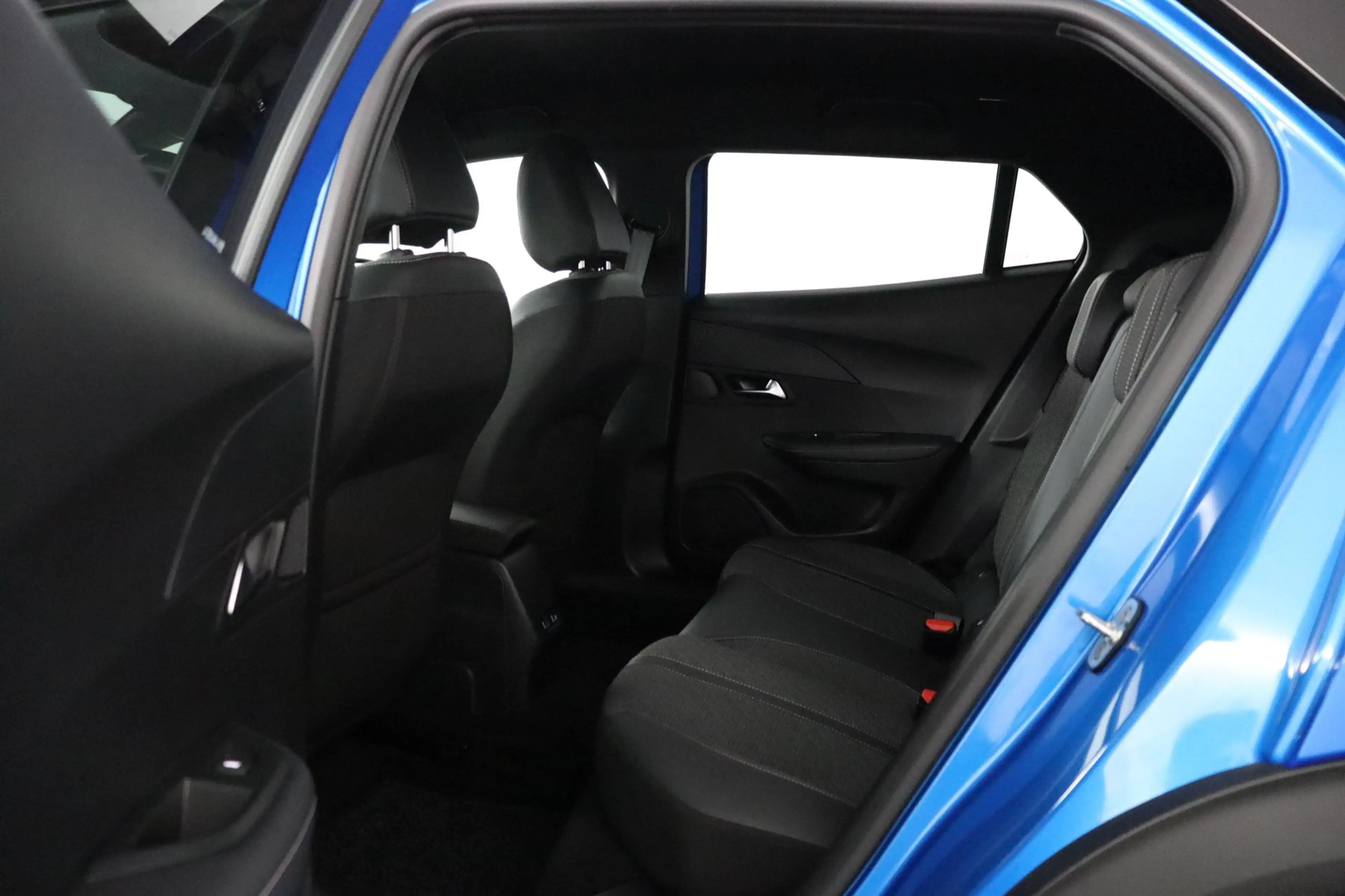 Peugeot e-2008 EV Allure 54 kWh — photo 6