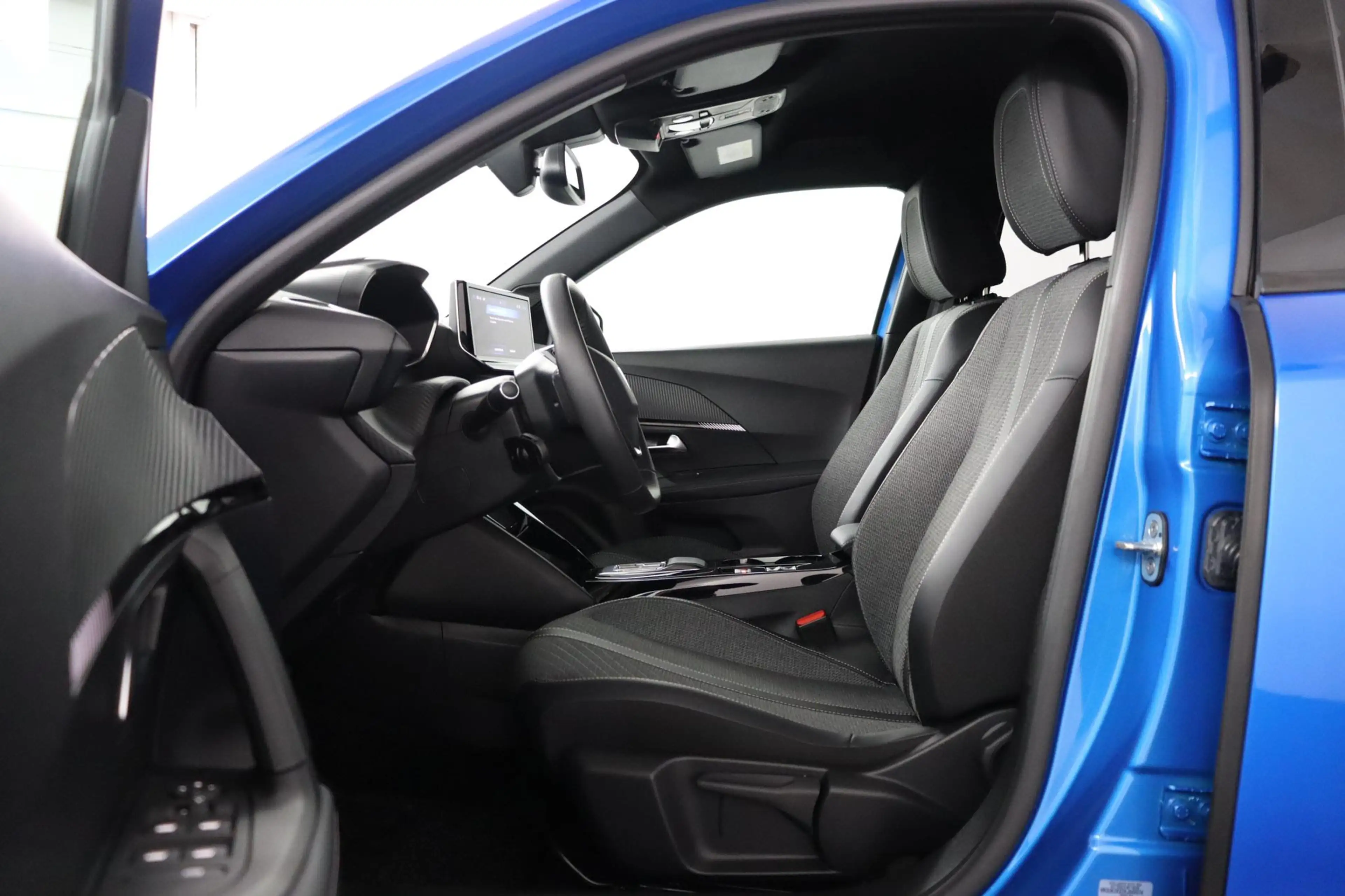 Peugeot e-2008 EV Allure 54 kWh — photo 5