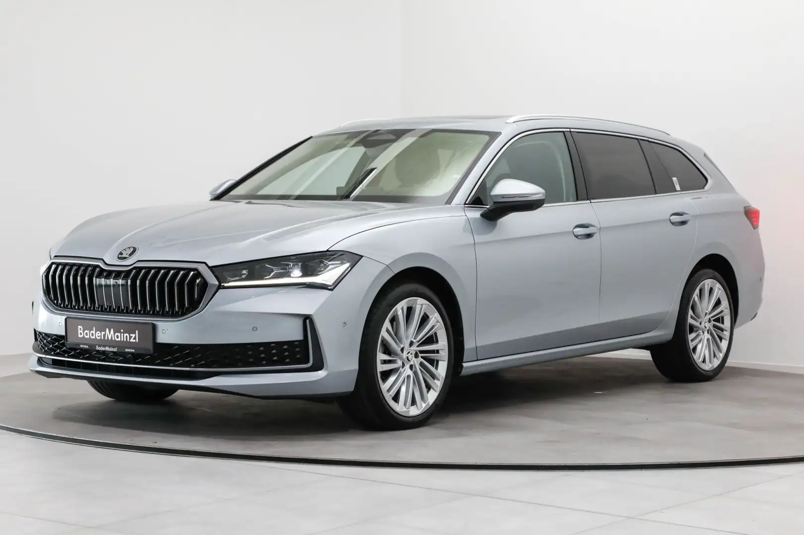 Skoda Superb Combi 2.0 TDI DSG L&K Pano AHK 360 Matrix Silber - 2