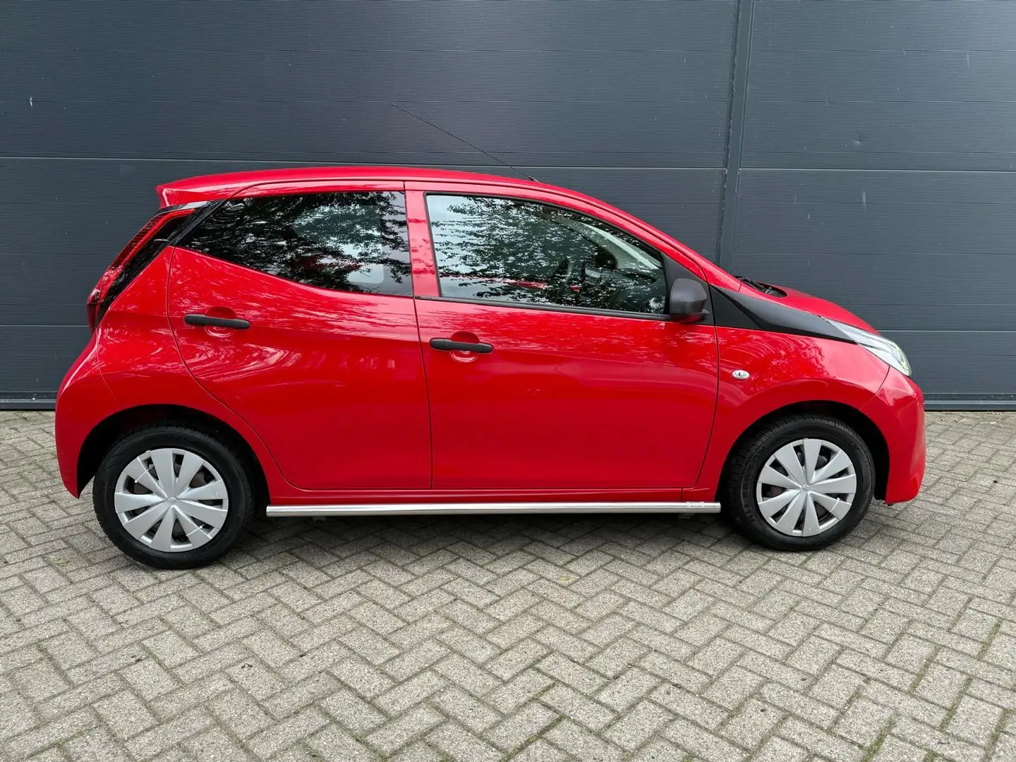 Toyota Aygo 1.0 VVT-i x-fun/Airco/cruise/bluetooth/AUX/1STE ei Rouge - 2