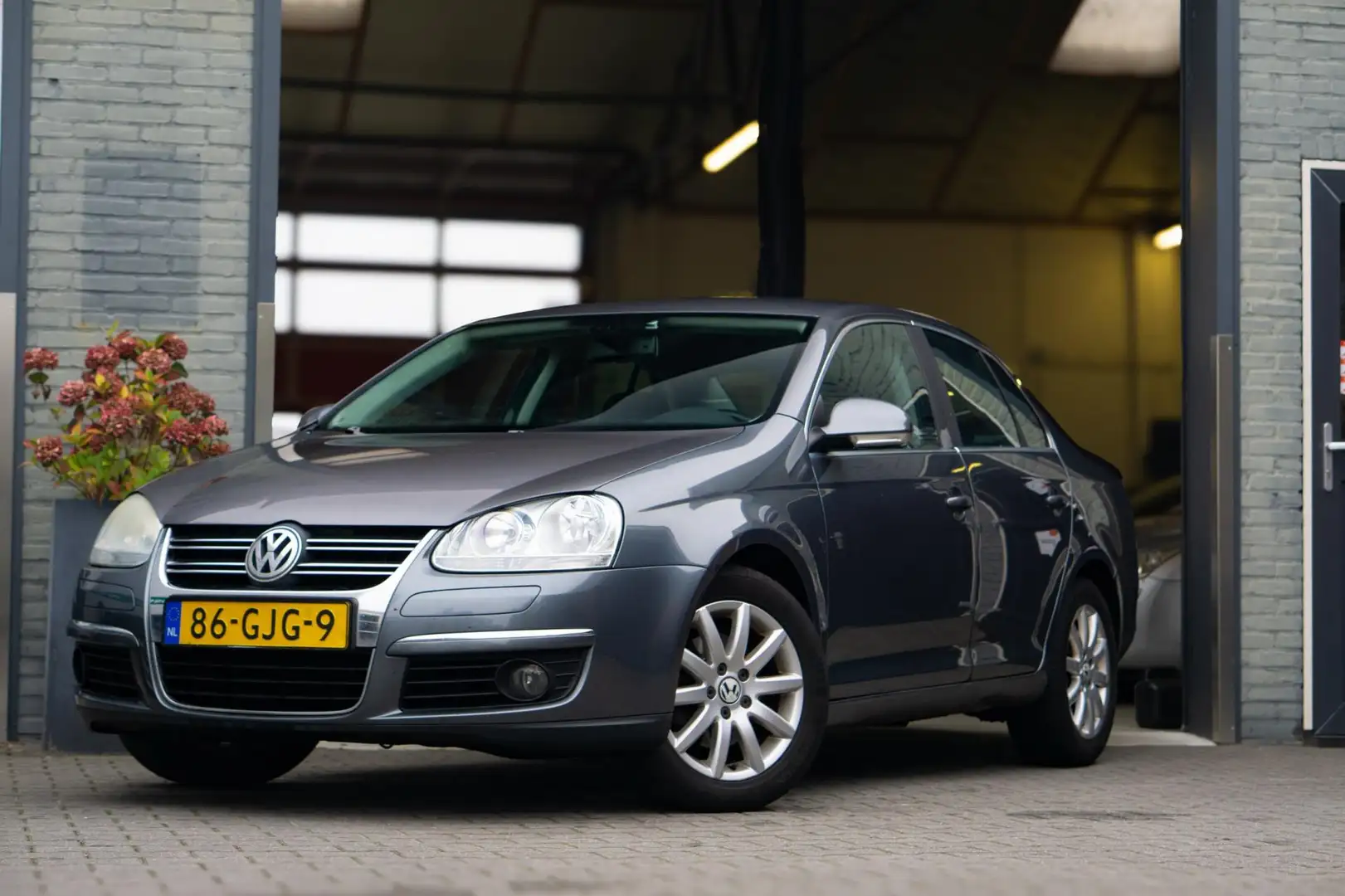 Volkswagen Jetta 1.4 TSI Comfortline Business Grijs - 2